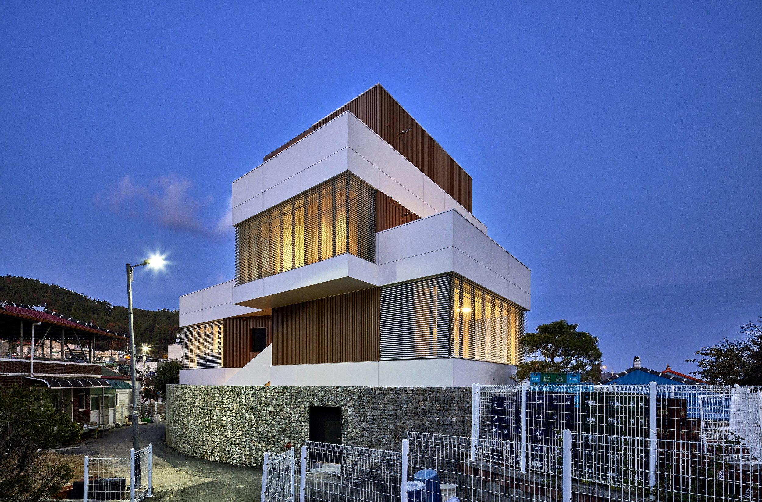 korea-mixed-use-building-exterior-three-quarter-white-wood-louver-night-01.jpg