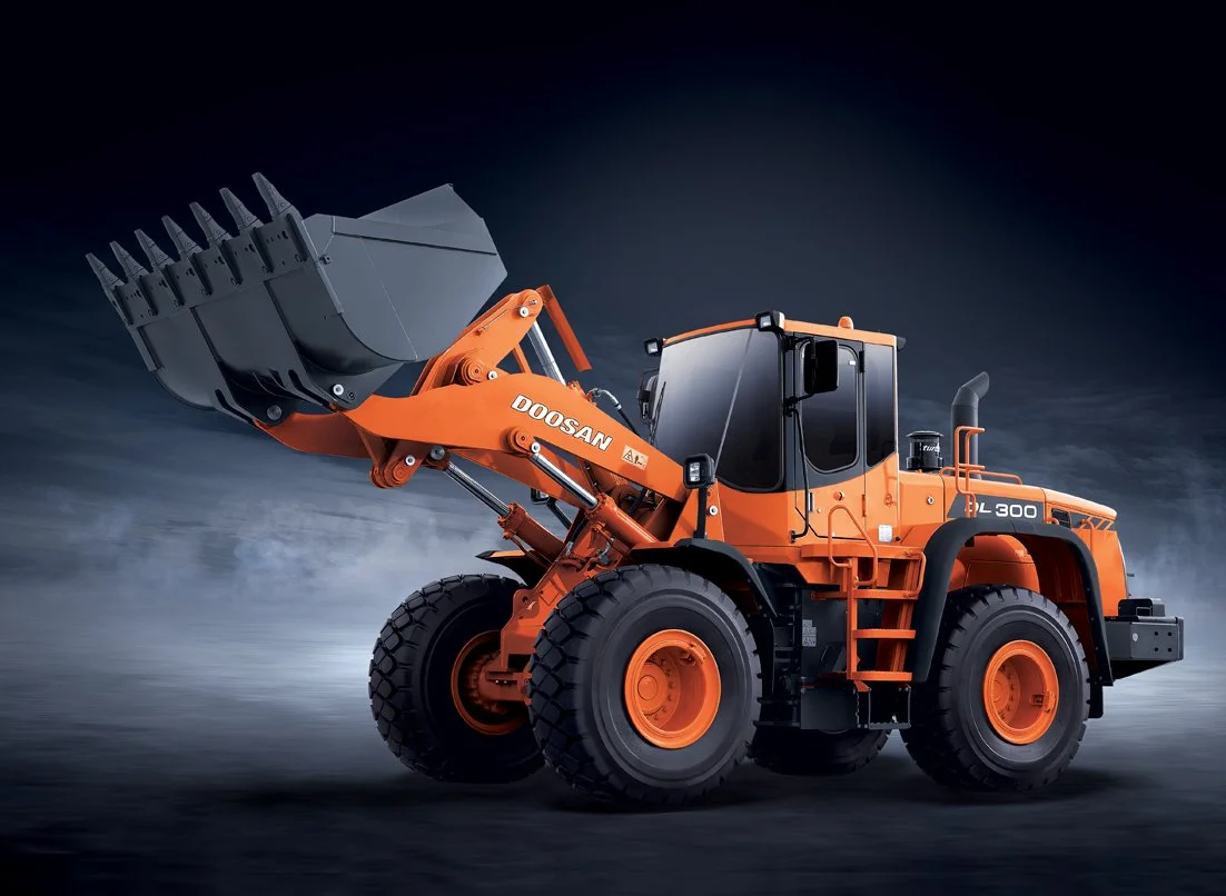 doosan-dl300-wheel-loader-studio-front-quarter-orange-dark-bg-01.jpg