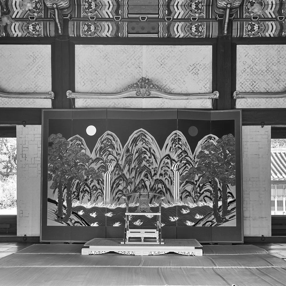 skyjoon-gyeongbokgung-throne-screen-interior-monochrome-020.jpg