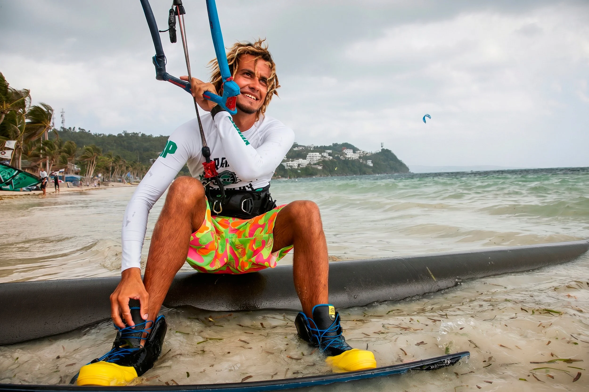 rashguard-boardshorts-kitesurf-lifestyle-beach-male-green-pink-03.jpg