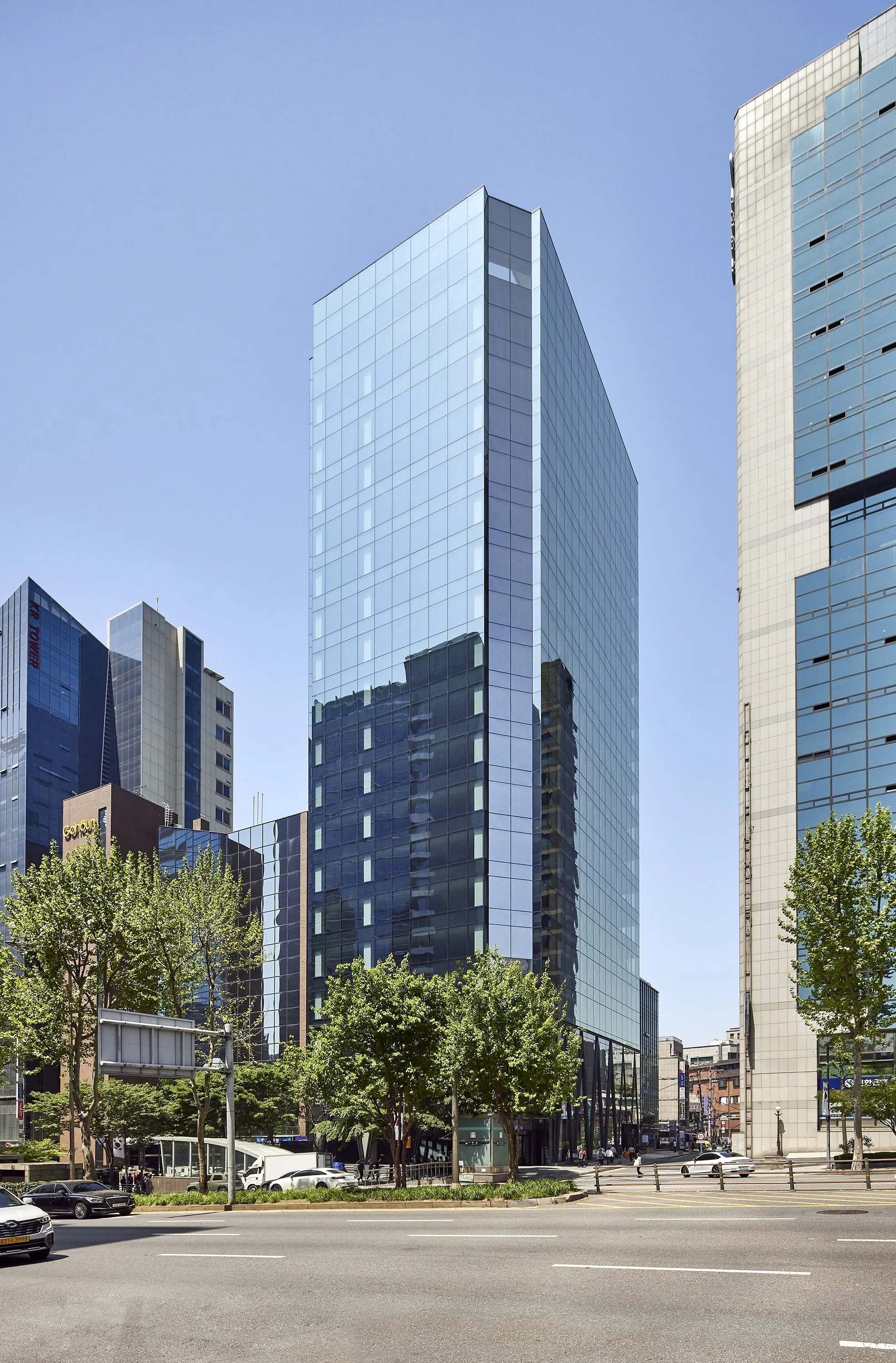 seoul-office-building-exterior-front-blue-glass-curtain-wall-day-01.jpg