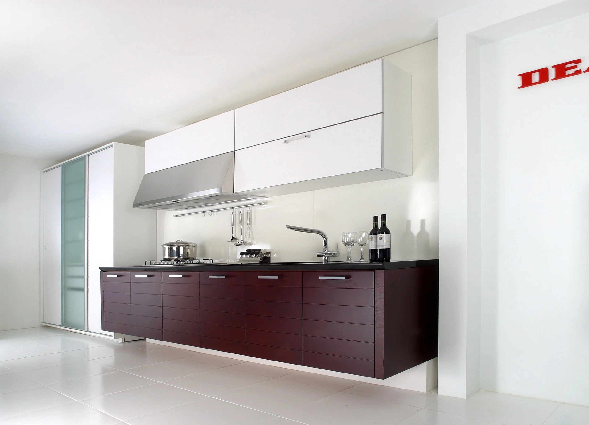 deau-kitchen-cabinet-straight-dark-red-white-upper-showroom-front-white-01.jpg