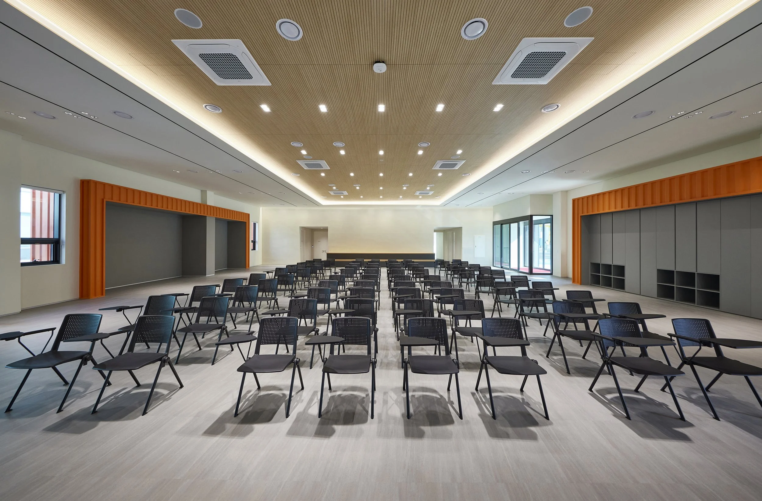 building-interior-lecture-hall-ambient-white-orange-wood-ceiling-01.jpg
