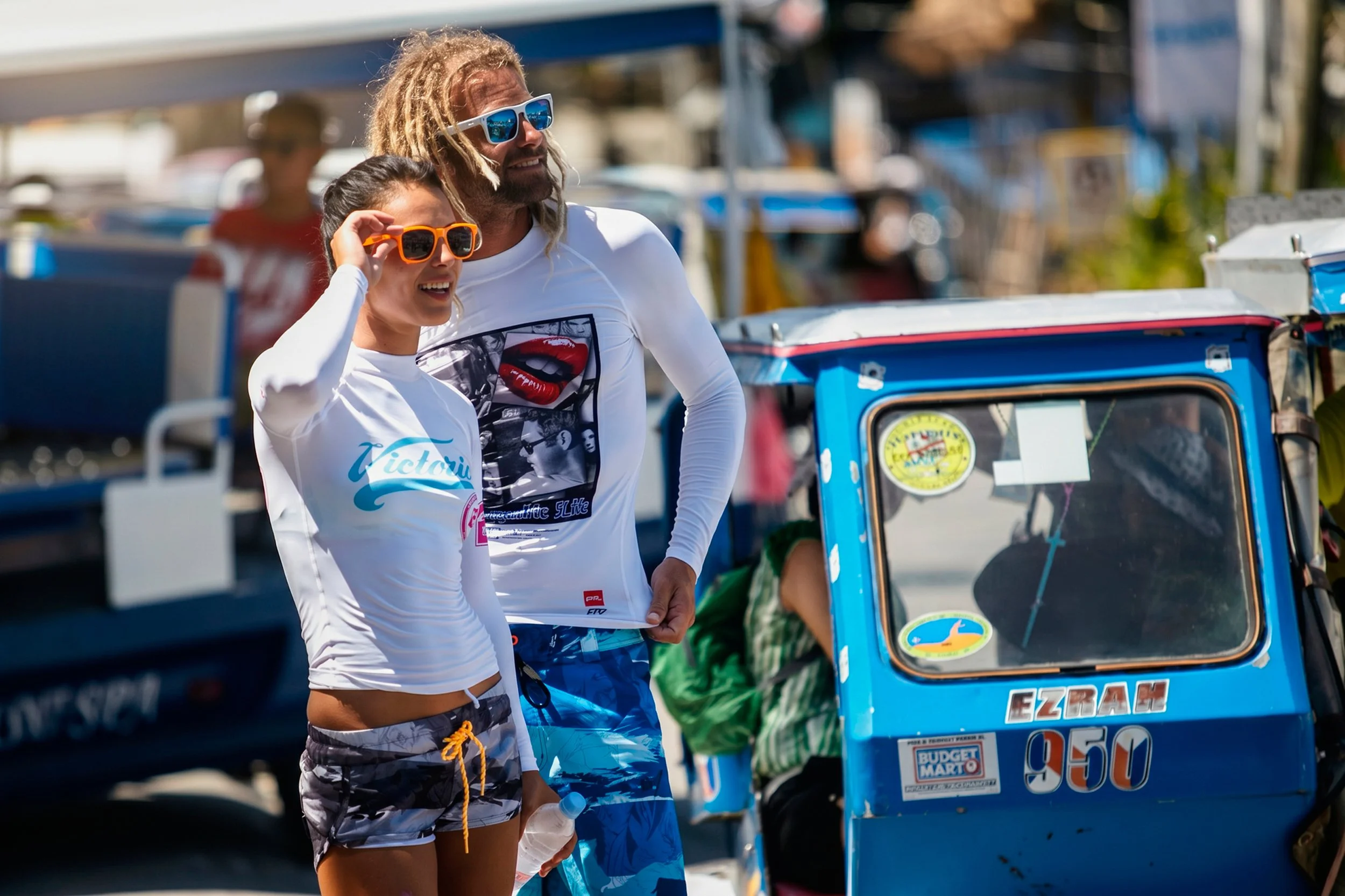 victoria-rashguard-lifestyle-street-couple-white-08.jpg