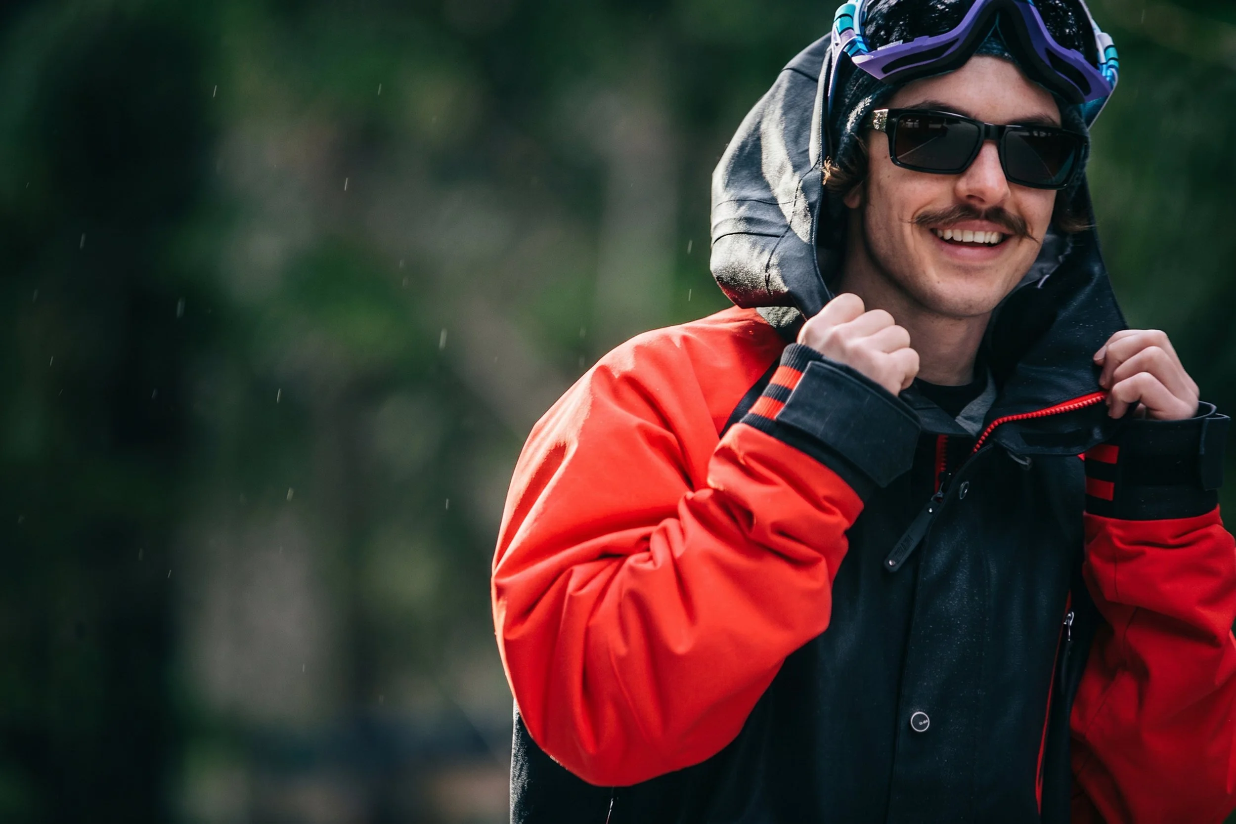 snowboard-jacket-editorial-closeup-male-red-black-purple-goggles-08.jpg
