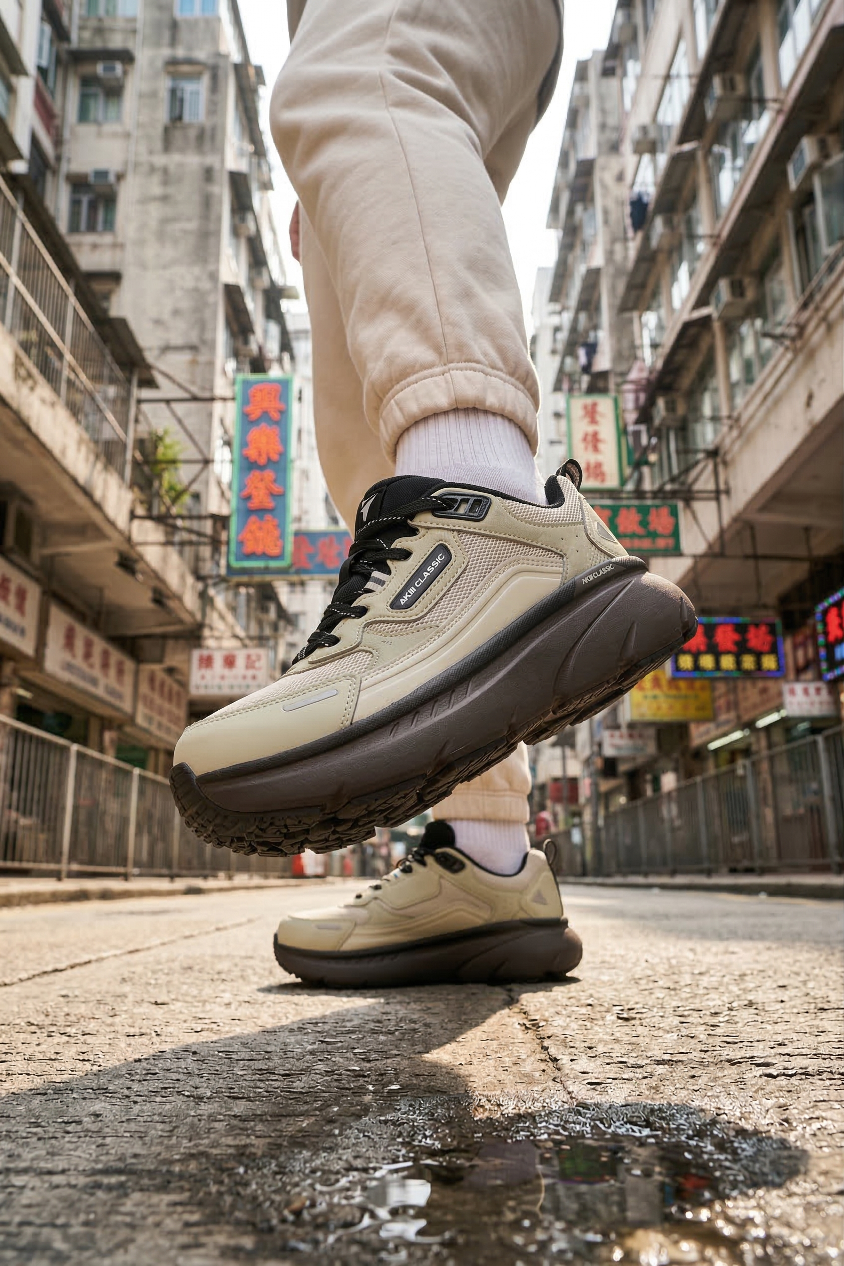 akiii-classic-recovery-sneaker-beige-on-foot-low-angle-hongkong-street-01.png