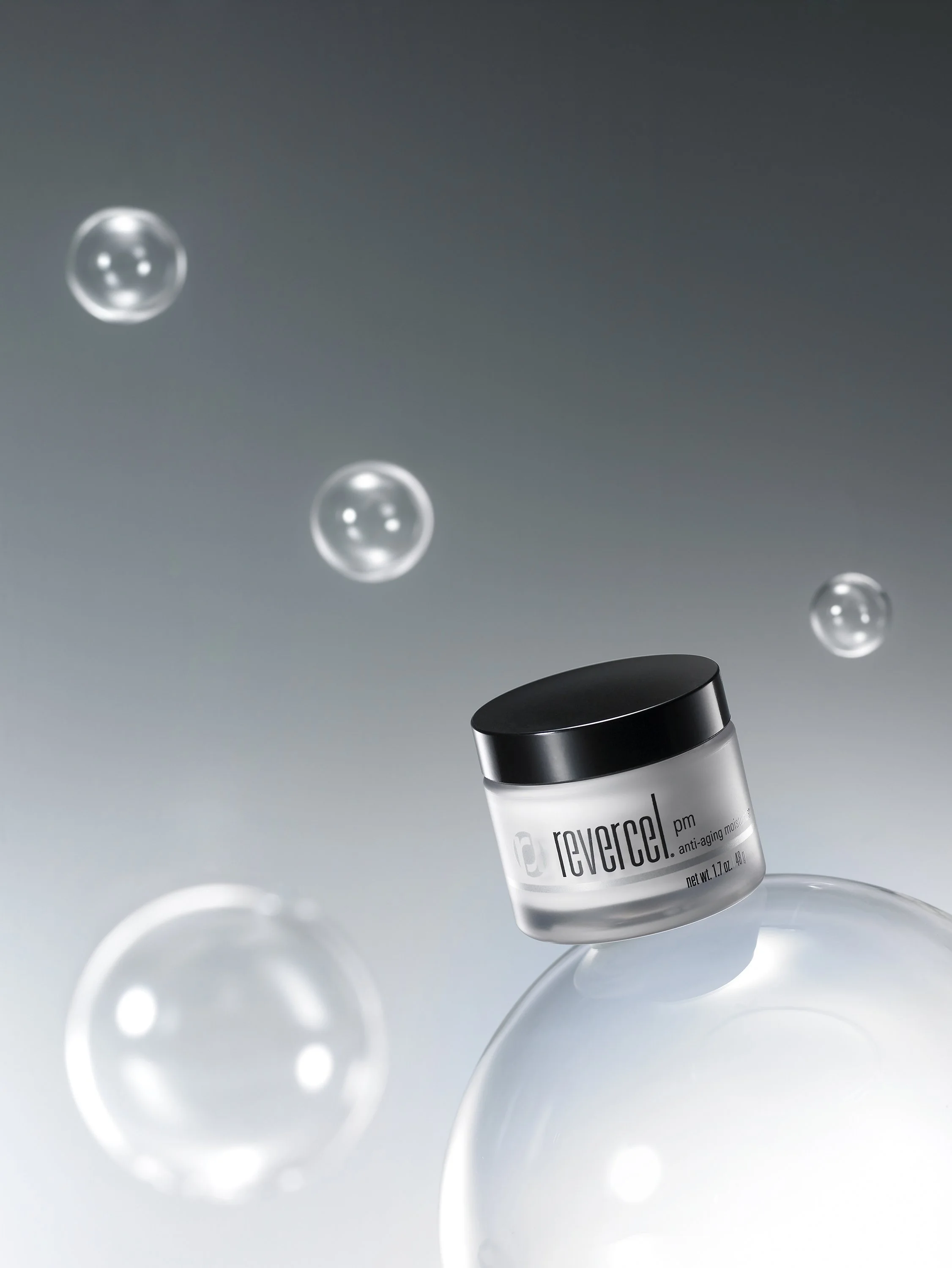 revercel-pm-anti-aging-moisturizer-editorial-three-quarter-gray-bubble-01.jpg