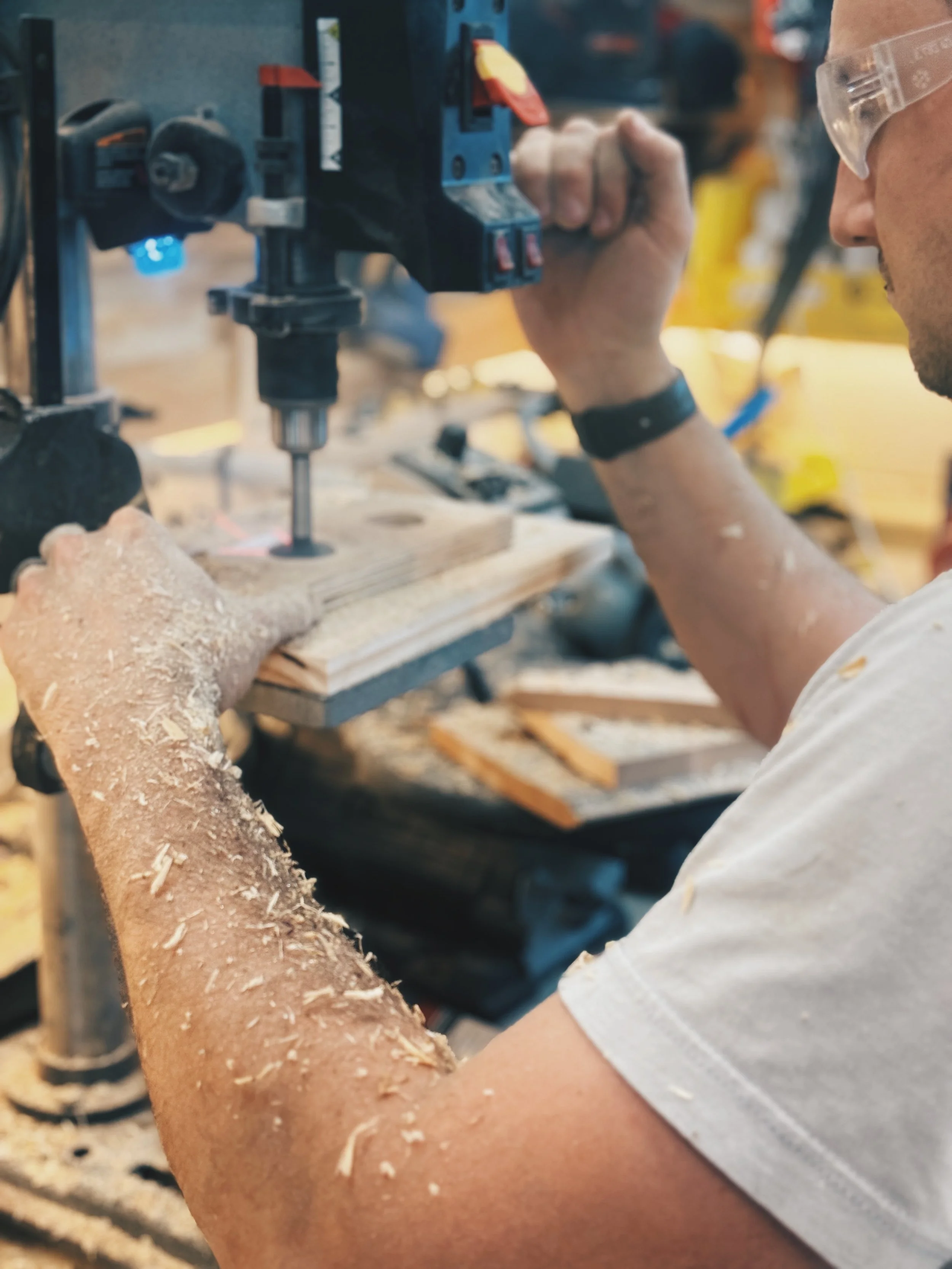 Oranssi carpenter using bench saw