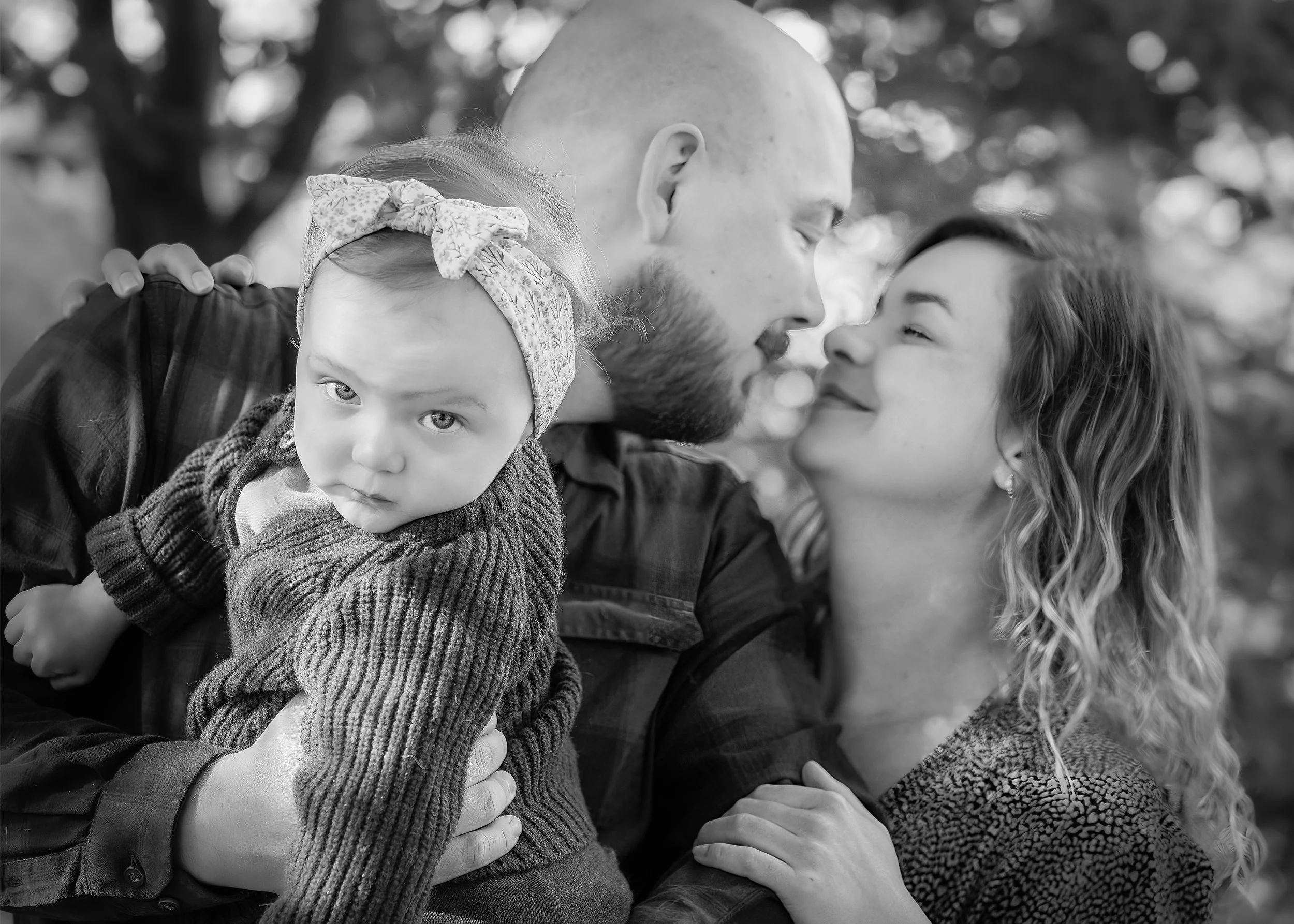 Livsstilsfotografi af familie med barn og naturlige øjeblikke.