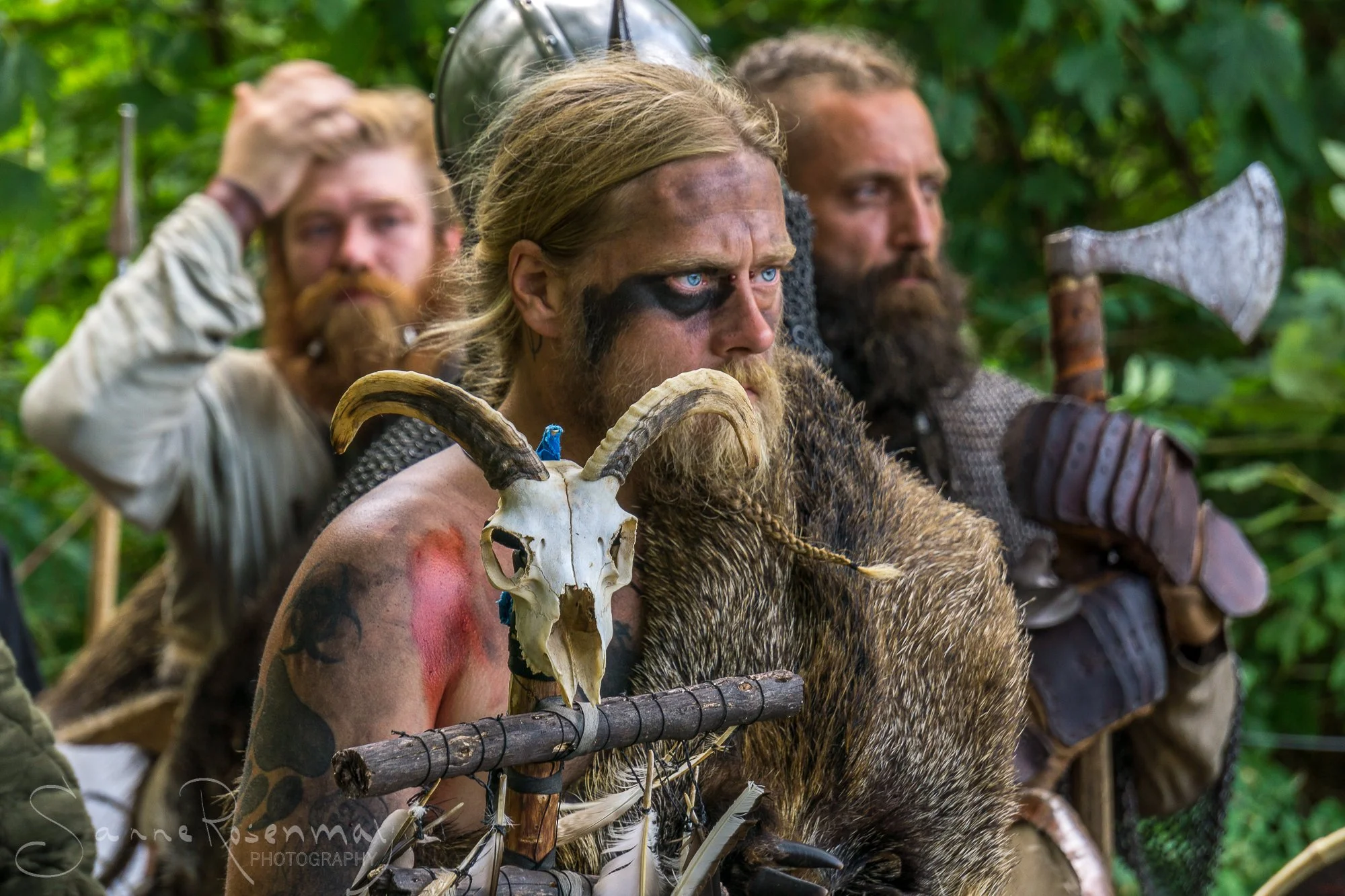 Eventfotografi fra Moesgaard Vikingetræf med vikinger og historisk formidling.
