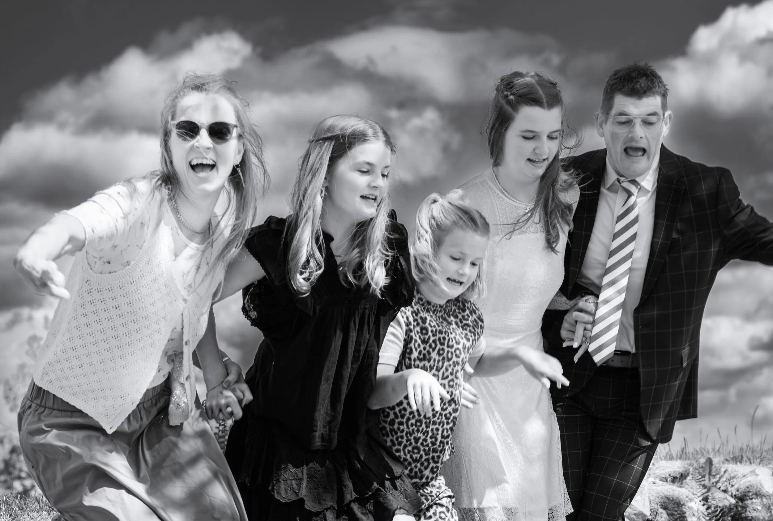 Familiefotografi fra livsbegivenhed med flere generationer samlet.