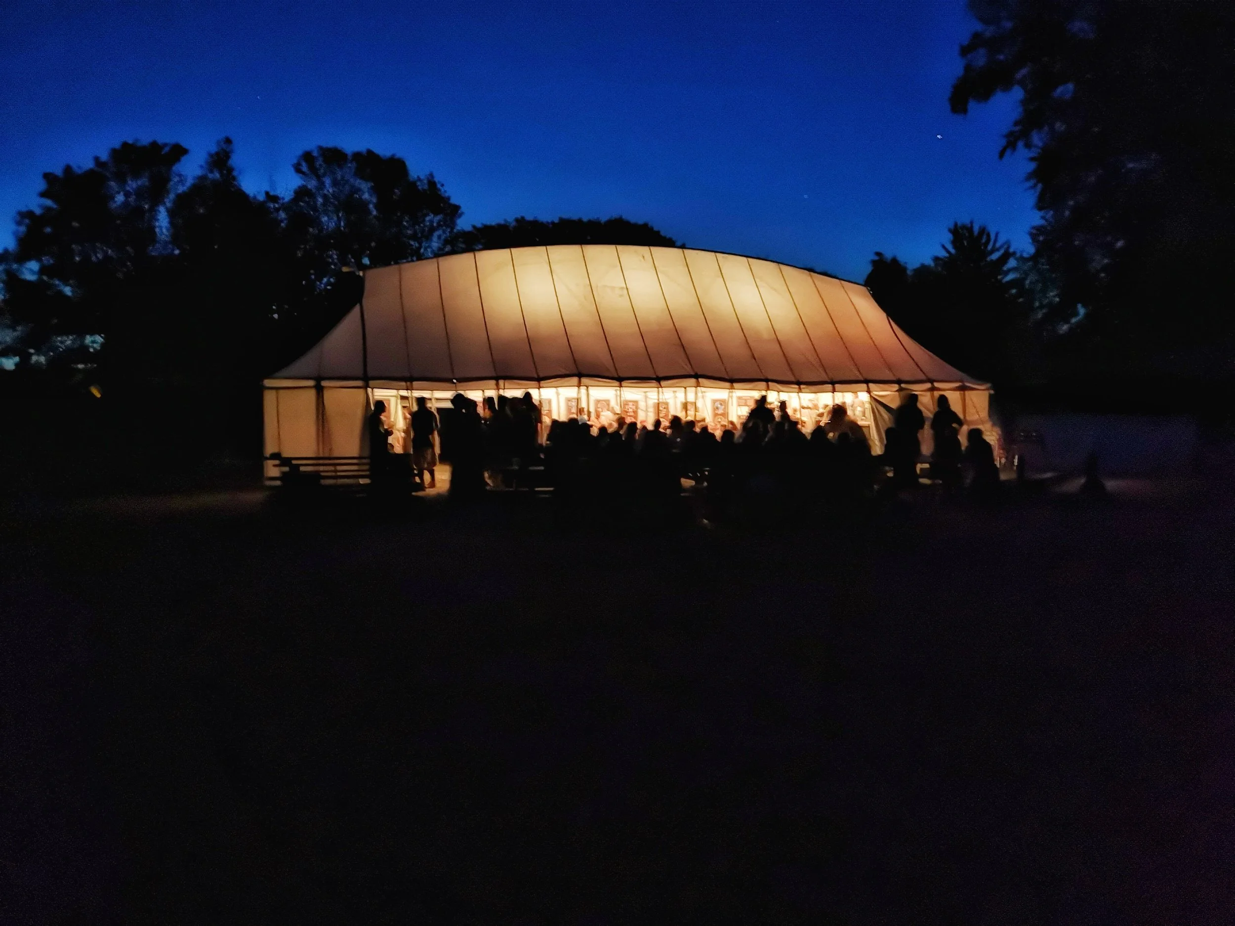 Eventfotografi fra aftenarrangement med gæster og stemningsfuld belysning.