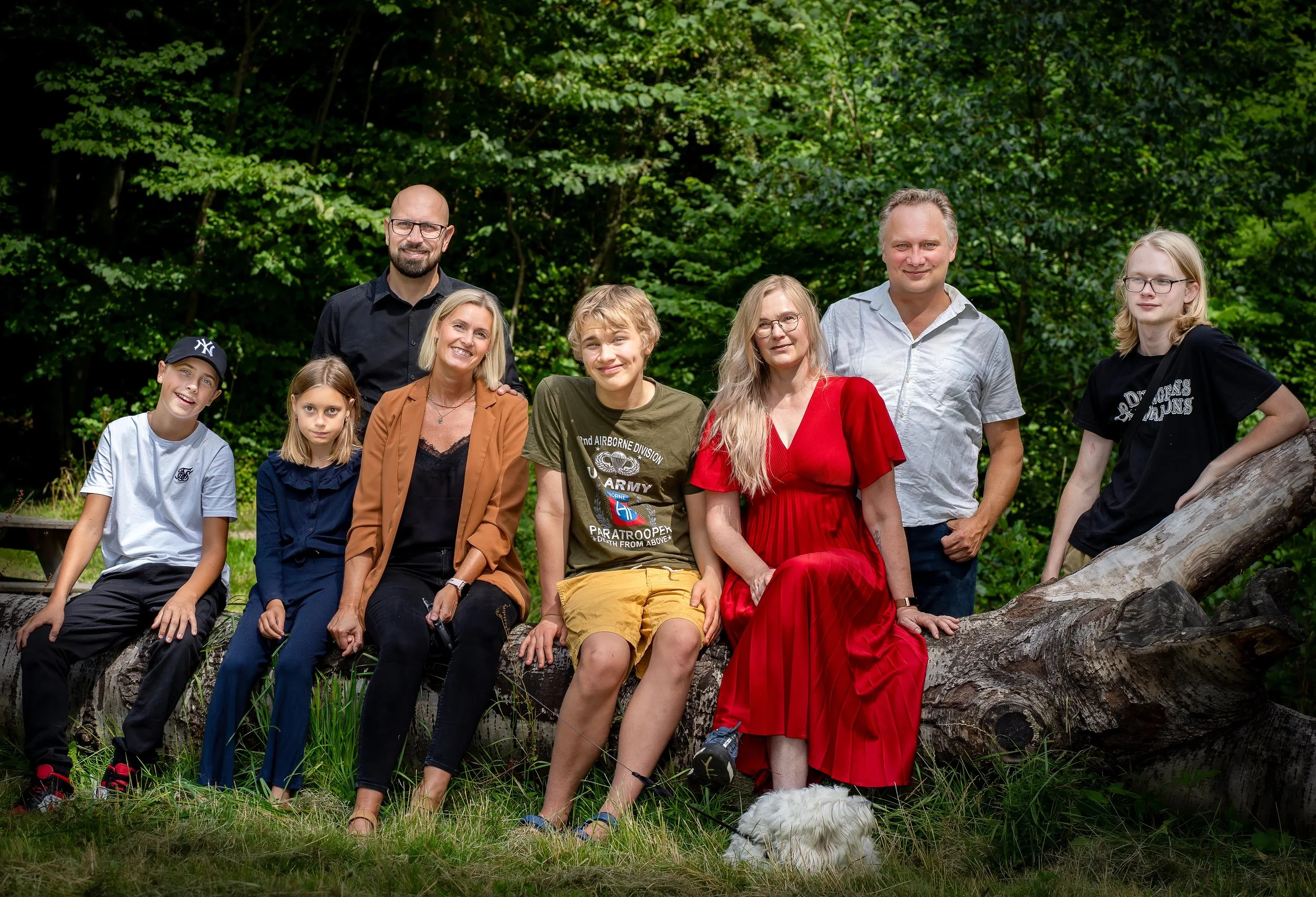 Familieportræt fotograferet udendørs i naturlige omgivelser nær Aarhus.