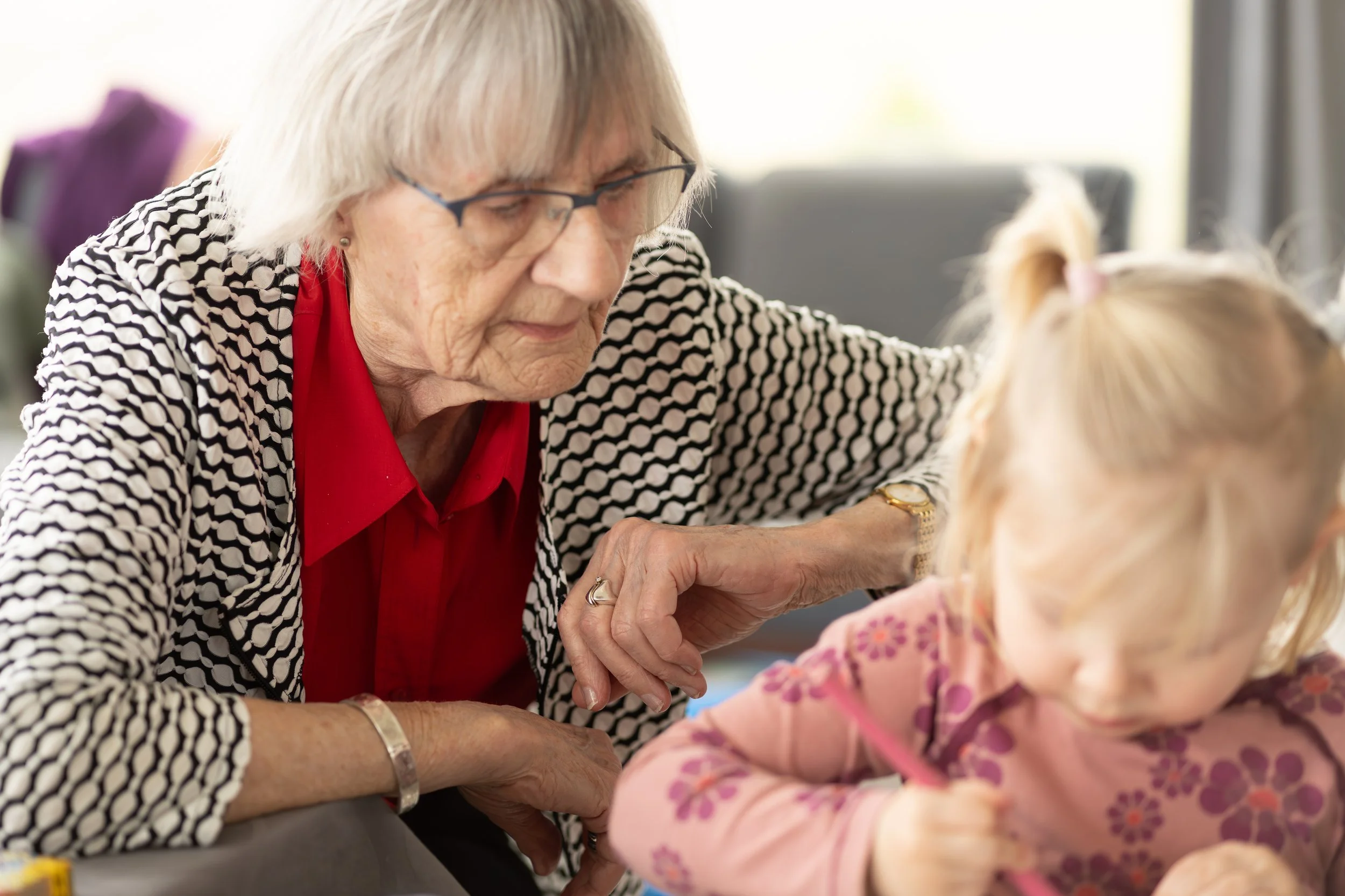 Generationsfotografi af bedstemor og barnebarn i nærværende øjeblik.
