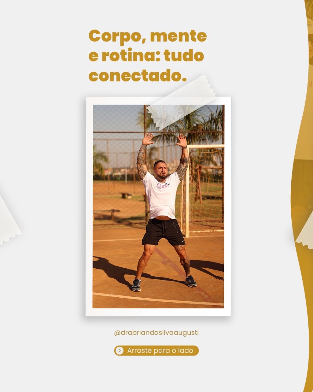 Homem com tatuagens faz exercício físico na quadra de esportes ao ar livre, usando camiseta branca e shorts pretos.
