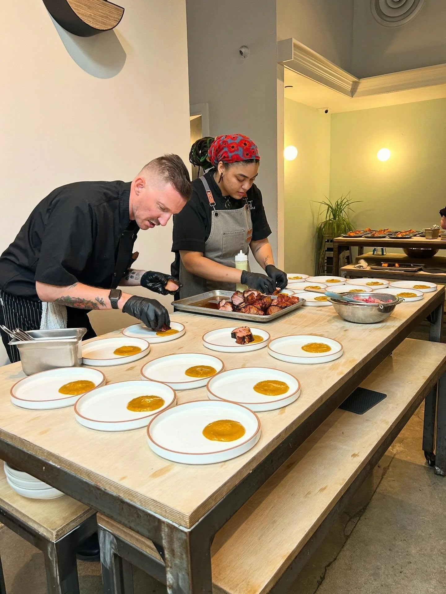 The last week has been hectic, but I wanted to make sure to highlight my amazing experience at @hudsontablephilly. The food, the atmosphere, the chefs- everything came together to make an unforgettable experience. 

Best thing: Duck Fat Brownies! 

M