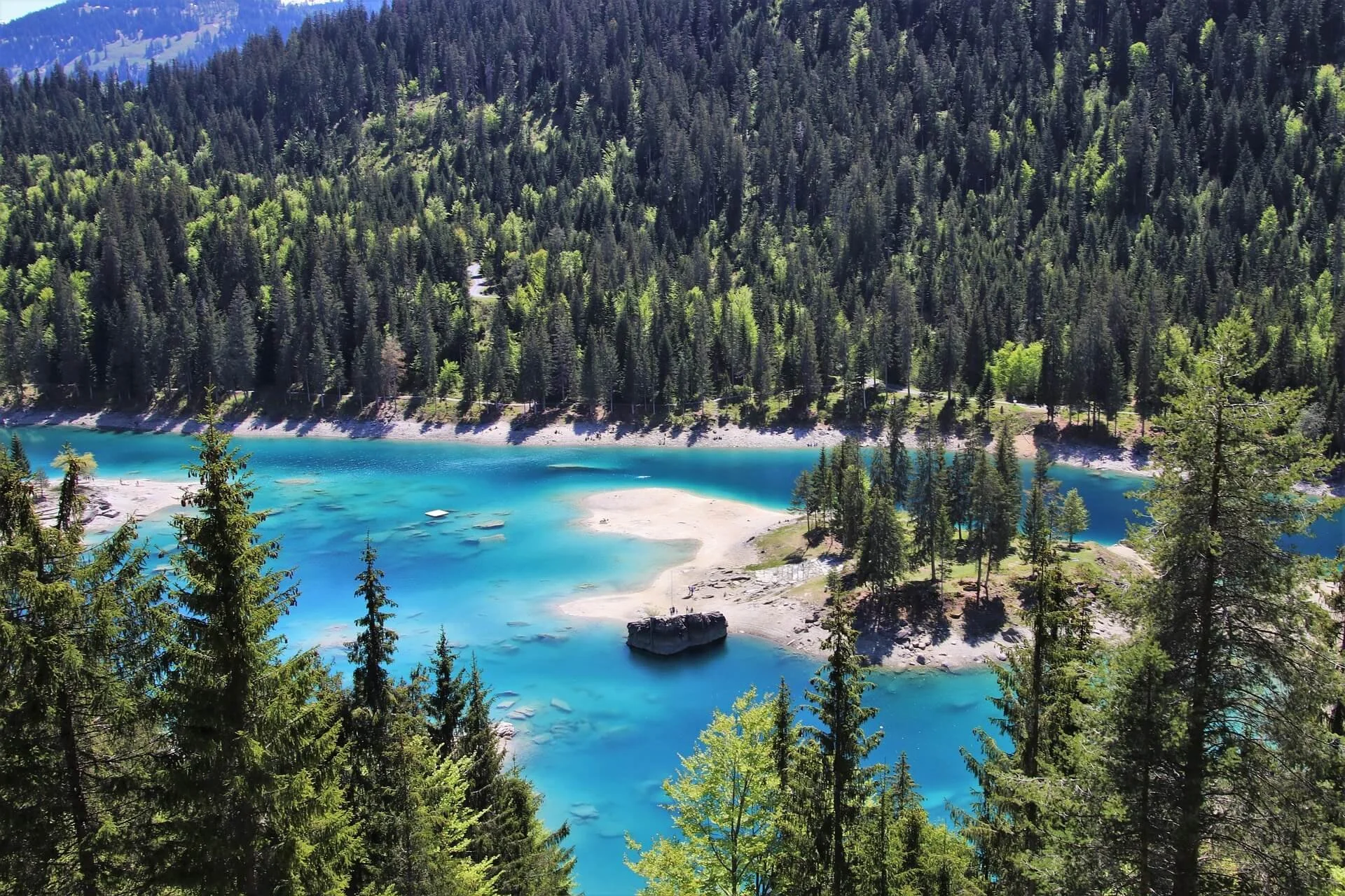 pasja1000-alpine-lake-4243396_1920.jpg