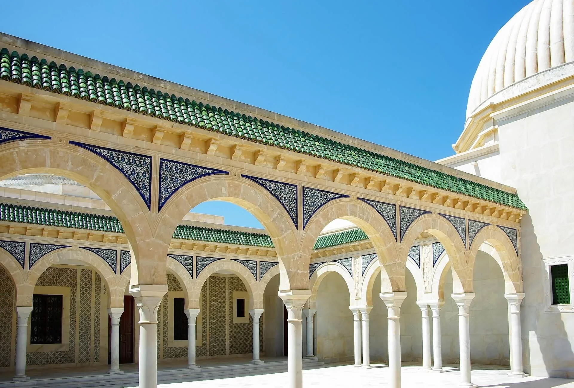 dezalb-tunisia-1545828_1920.jpg