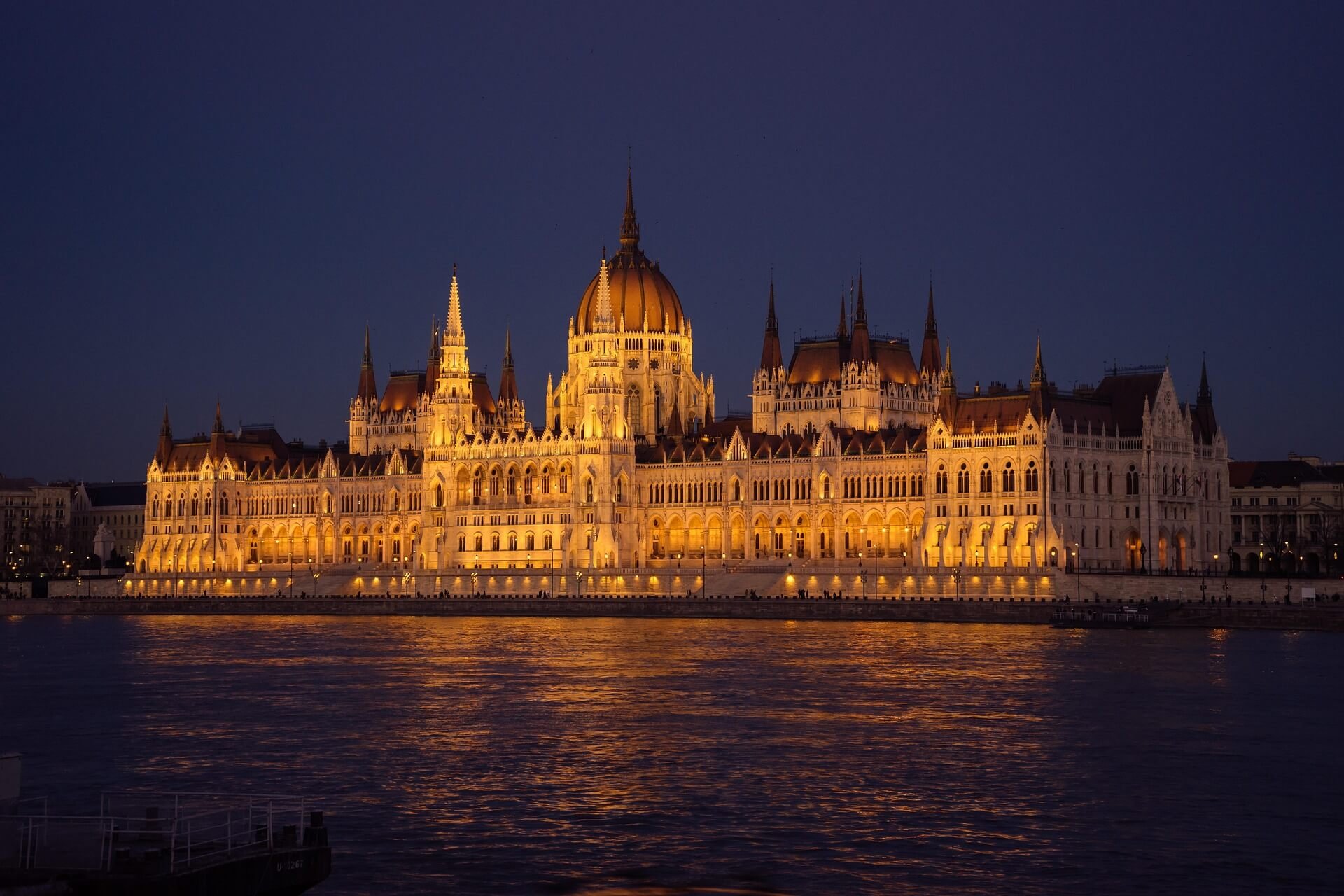 leonhard_niederwimmer-hungarian-parliament-building-6933621_1920.jpg