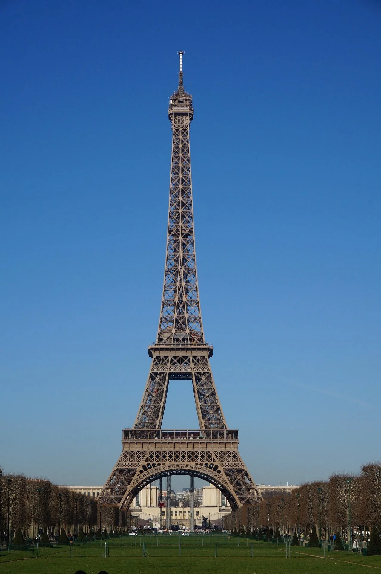 floraya-eiffel-tower-803488_1920.jpg