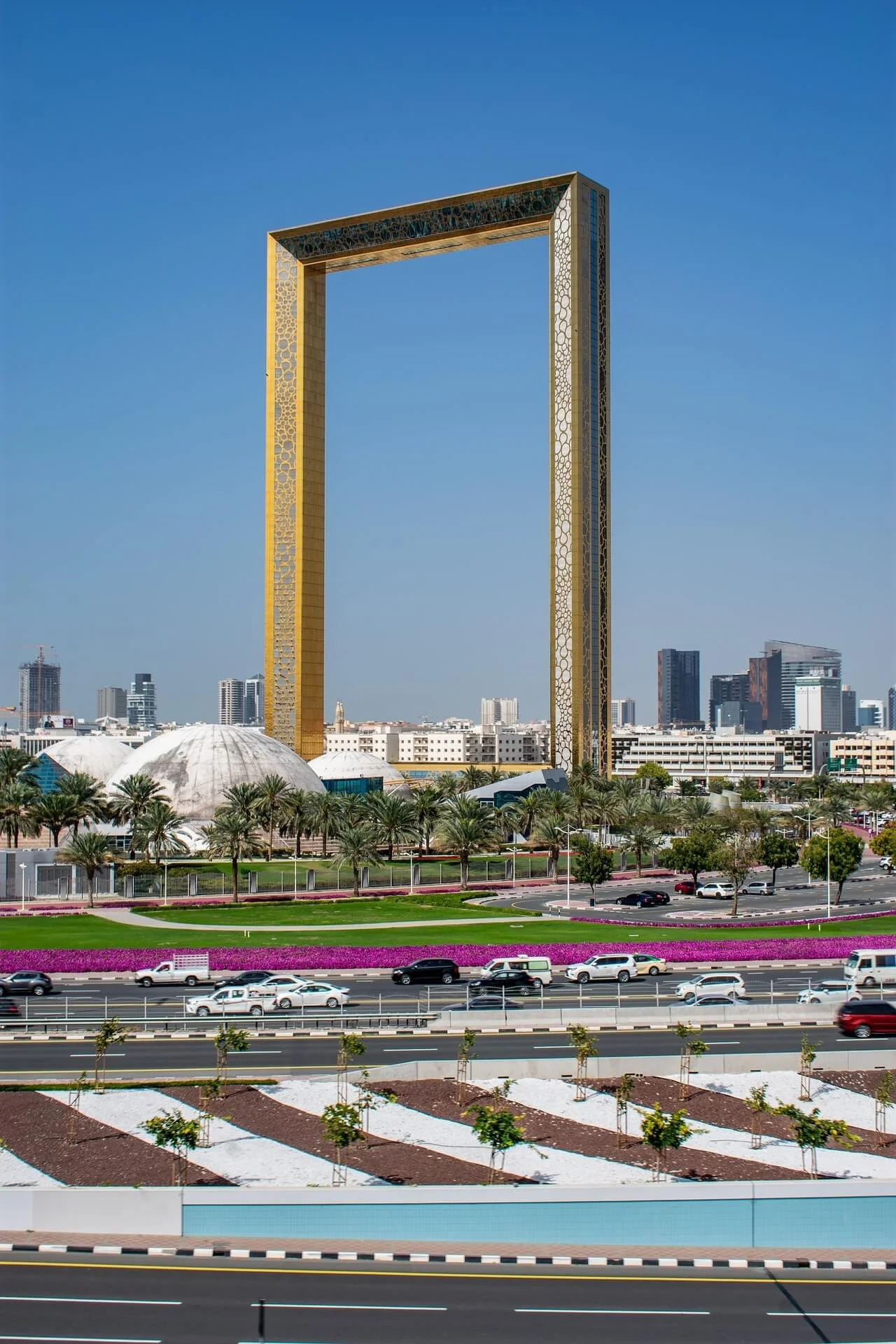 8268513-dubai-frame-4922292_1920.jpg