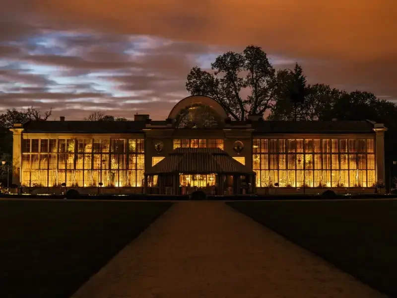 Warsaw-Park-Lazienski-Νυχτερινή-άποψη.webp