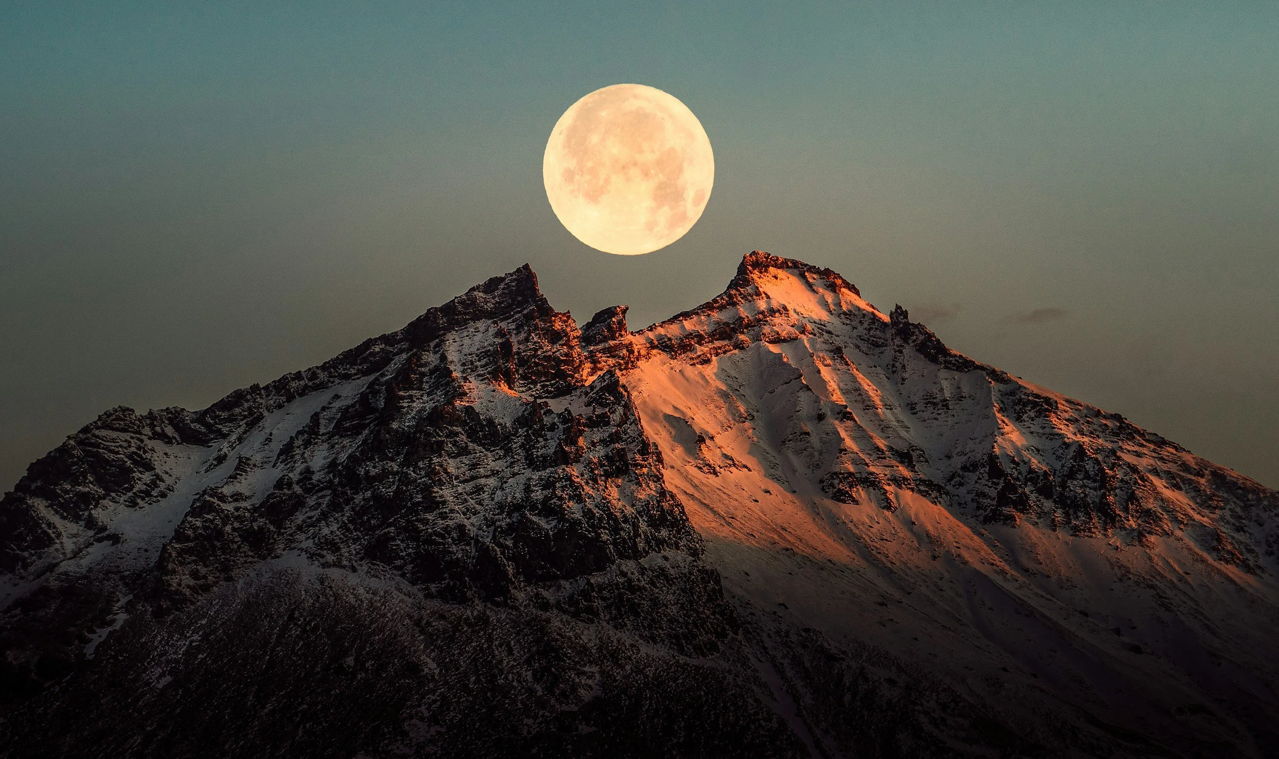 A tranquil mountain horizon at dusk, mirroring the grounding and nervous system down-regulation of an Aerin Frances treatment.