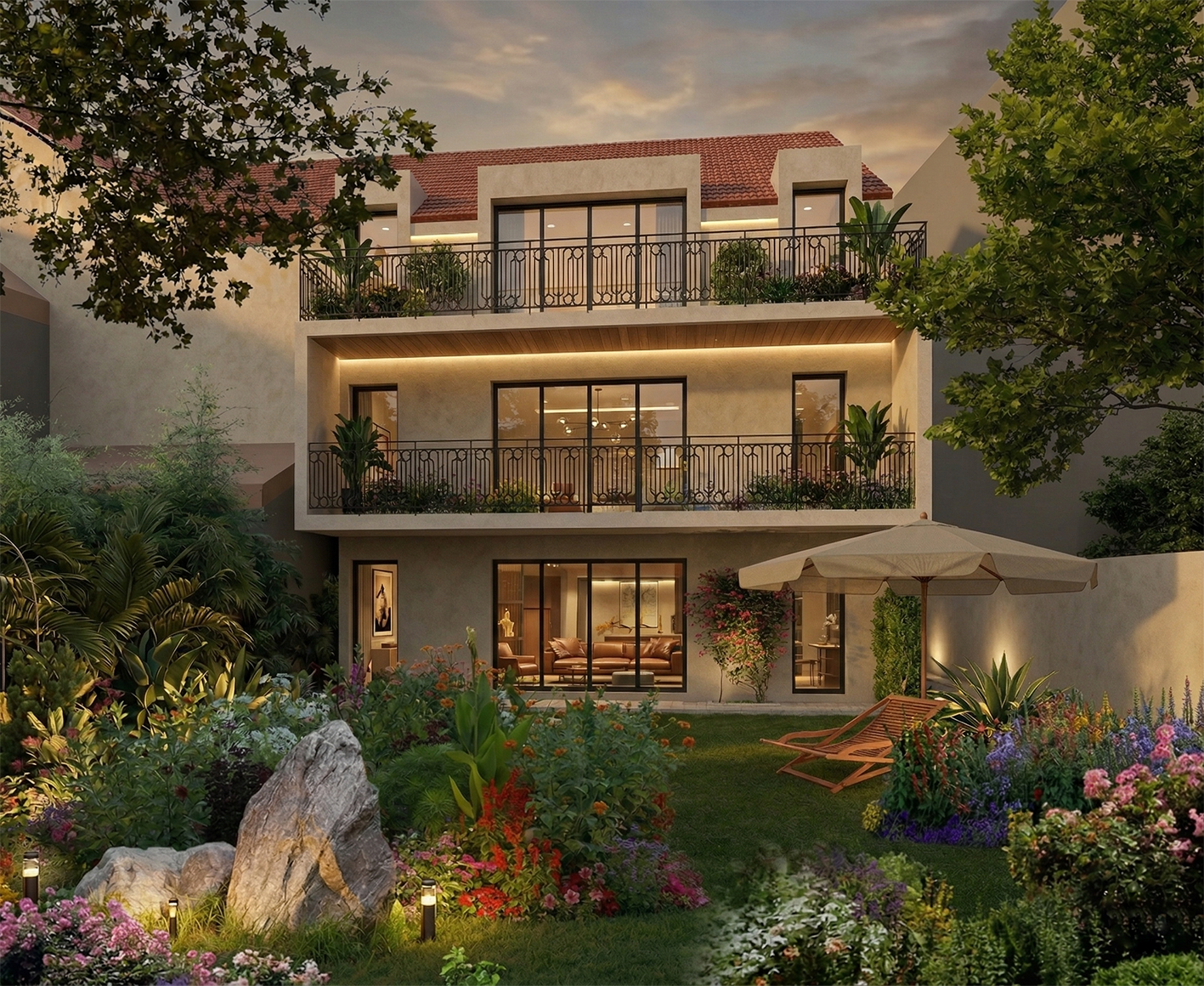 Une maison moderne à trois étages avec des balcons en fer forgé, entourée d'un jardin luxuriant avec des fleurs, un parasol beige, des chaises longues en bois, et des luminaires extérieurs, le tout sous un ciel au coucher du soleil.
