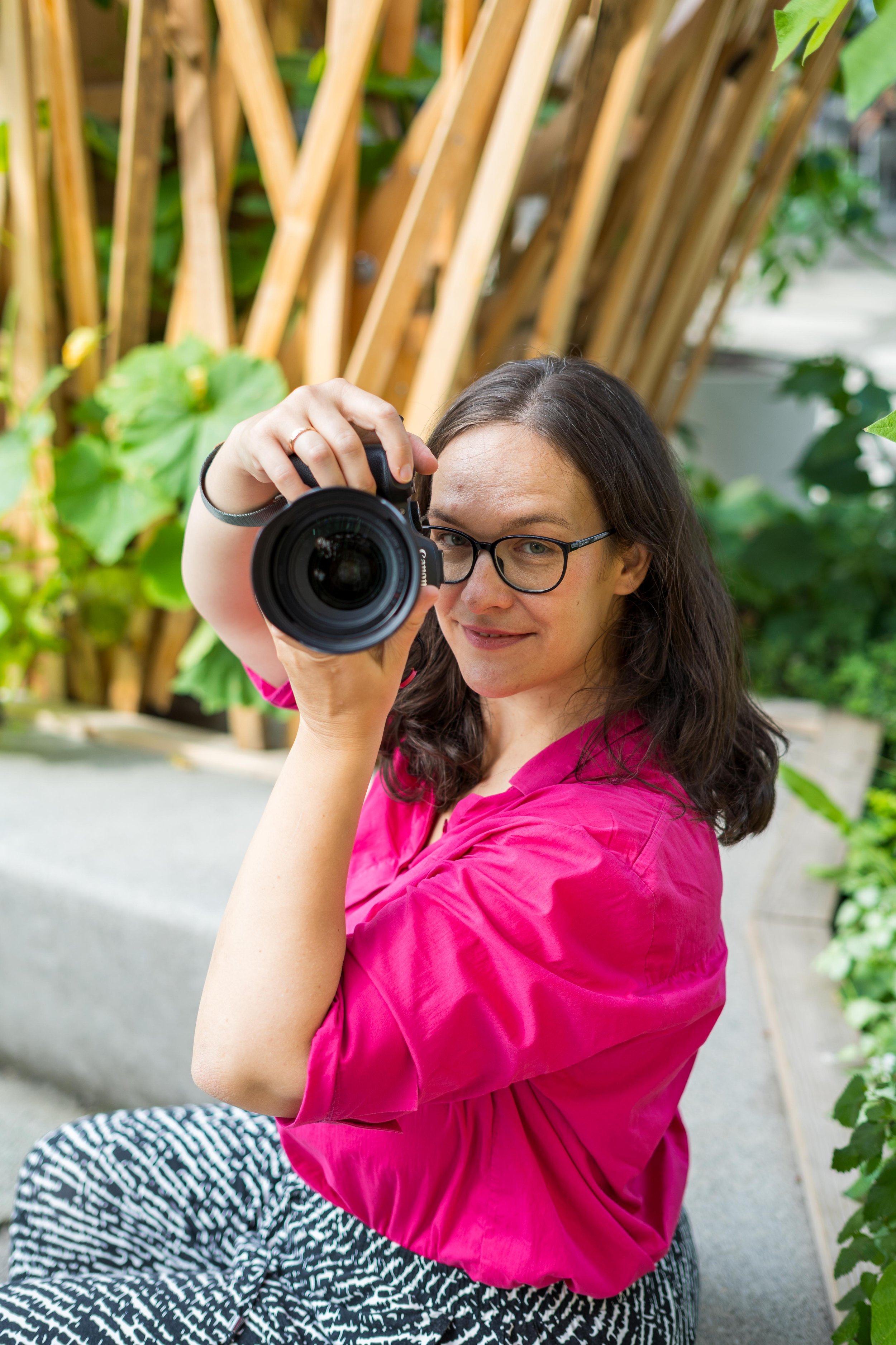 Kinderfotografin Peggy Krug fotografiert entspannt auf Augenhöhe im Grünen.