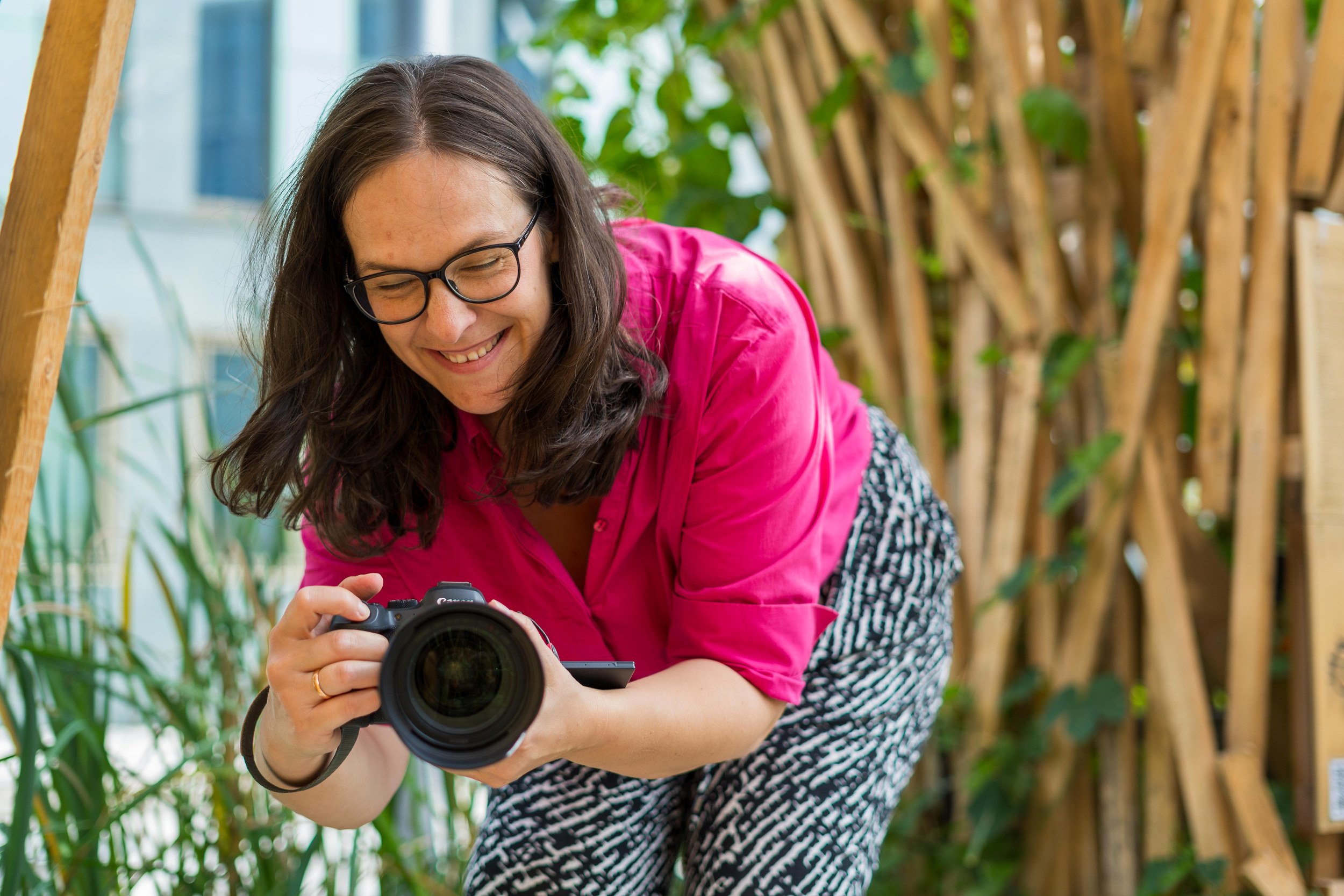 Fotografin Peggy Krug bei einer natürlichen Kinderfotografie im Grünen in Berlin