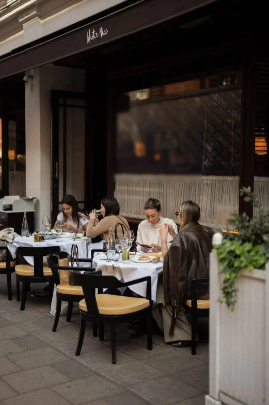 Terrasse extérieure chauffée du restaurant Mister Nice à Mayfair, Londres