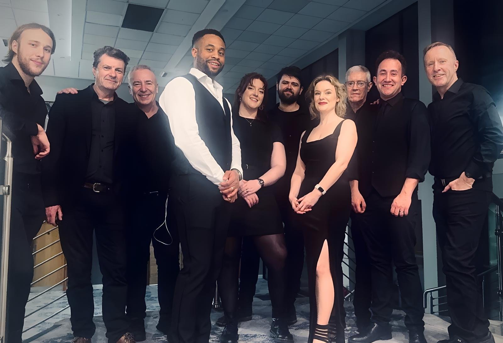 Exclusiv 10-piece band group photo with full horn section