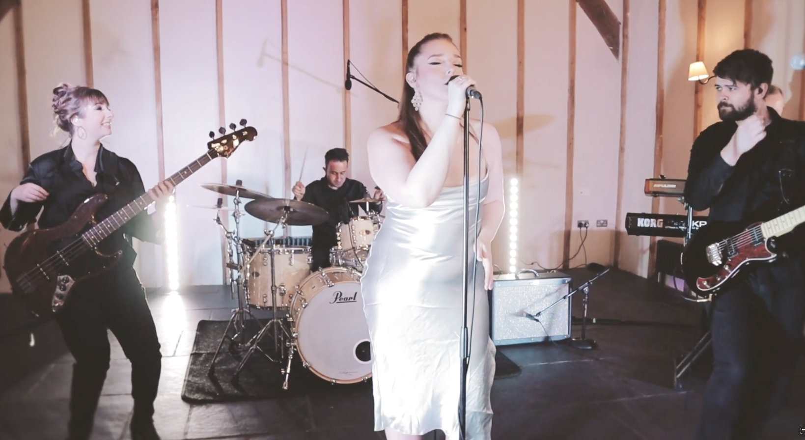 Exclusiv band performing live with female vocalist and guitarists