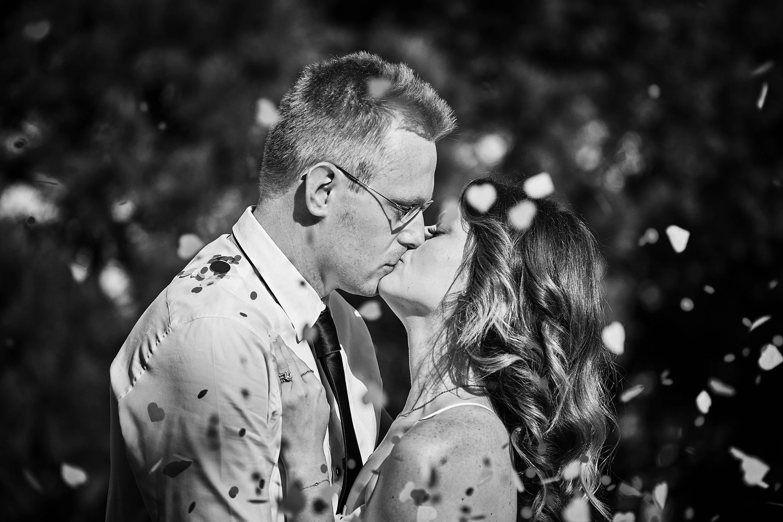 Couple kissing among confetti at their Rome elopement — Rome Luxury Elopements
