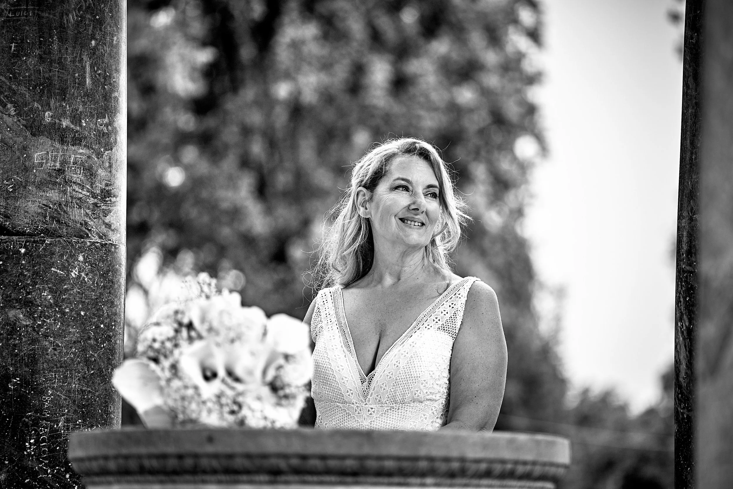 Elegant bride portrait with bouquet at a Rome elopement — Rome Luxury Elopements