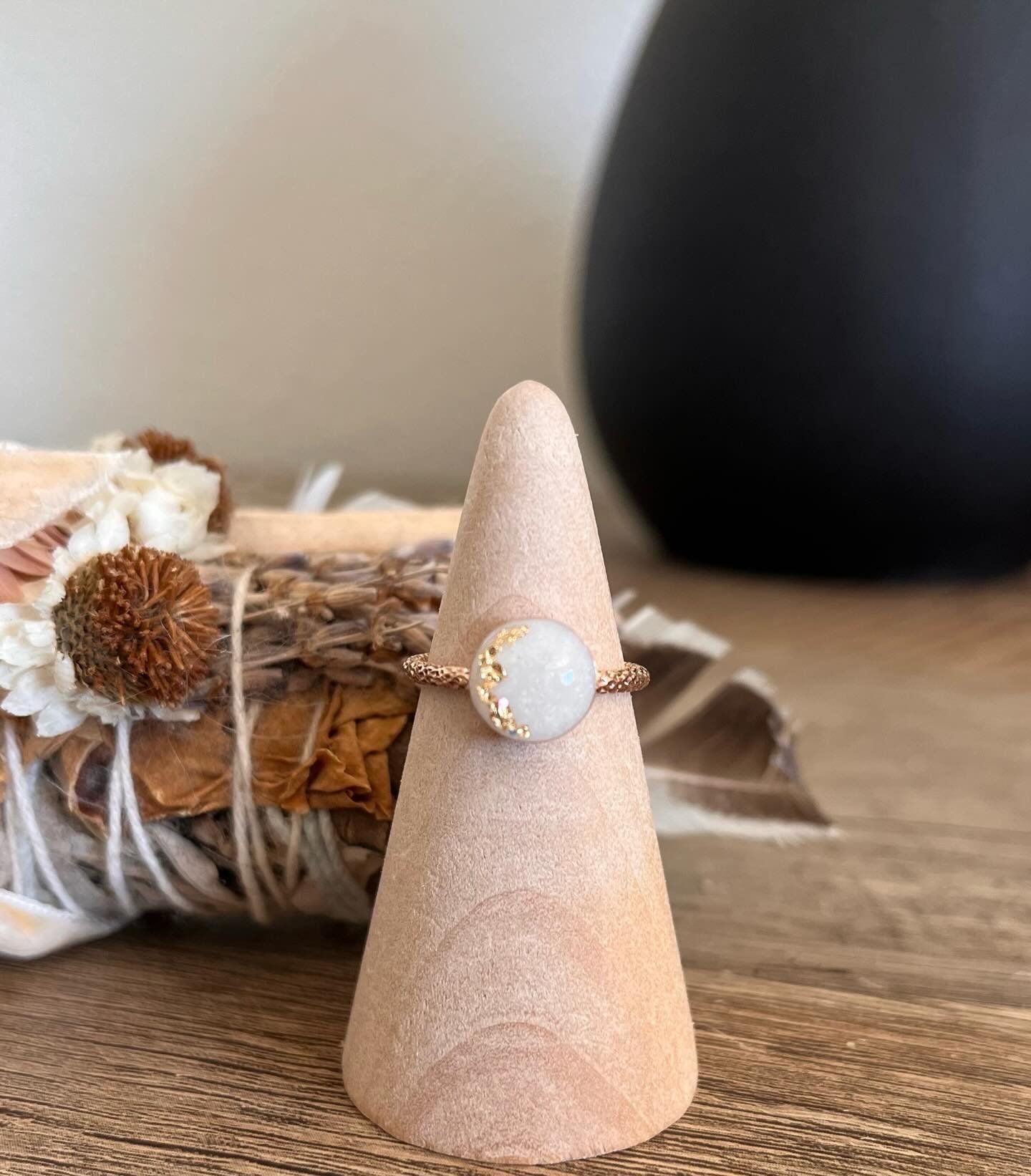 8mm round breastmilk keepsake ring with gold flecks.

Aligned along the left side to represent the feminine and the moon 🌘✨

@tesshayward