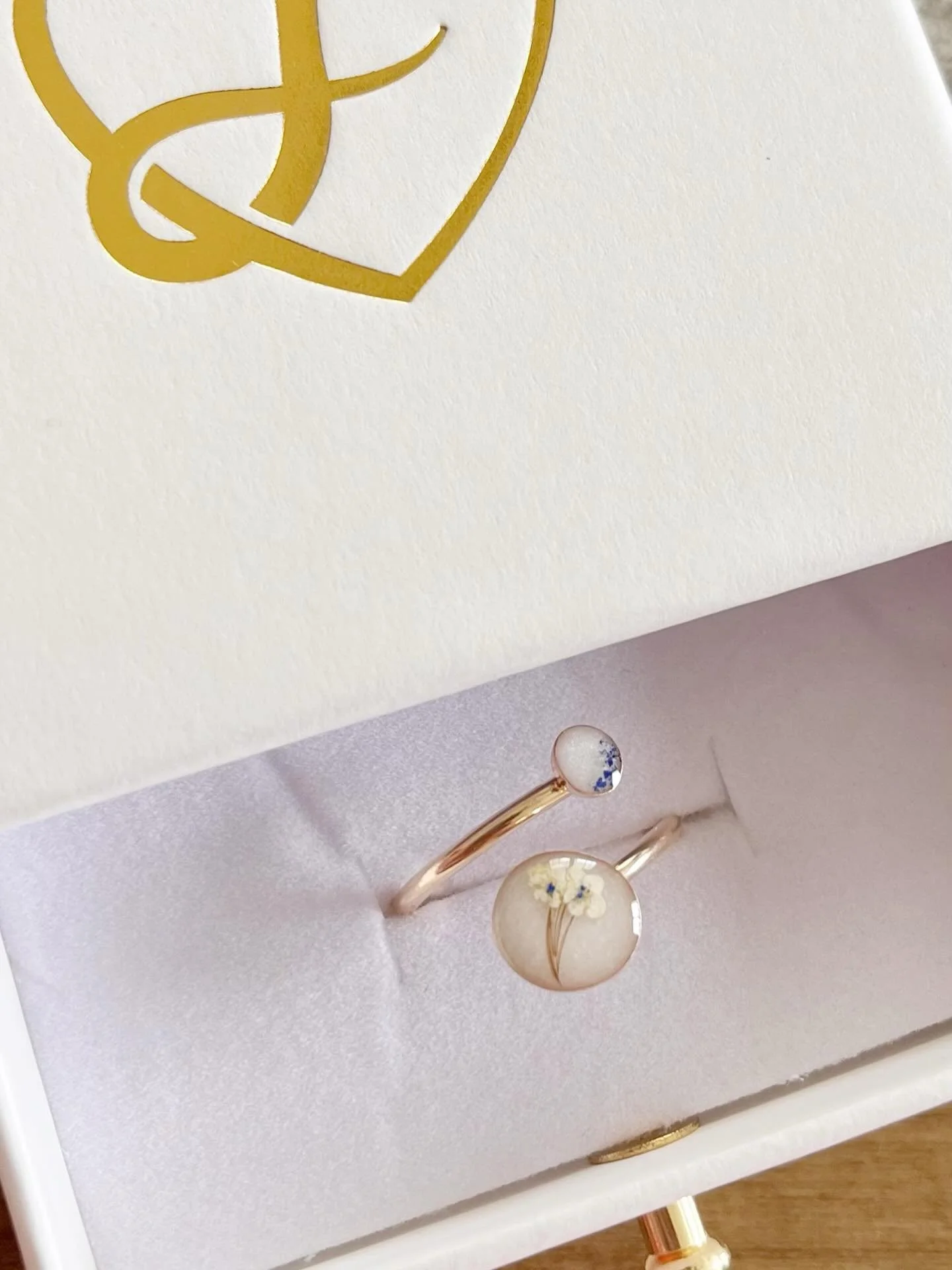 Breastmilk, hair, sapphire birthstone, and flowers all inside this keepsake wrap ring.

@mmendoza05 

#keepsakejewelry #breastmilkjewelry #babyhair #birthstone #southbay