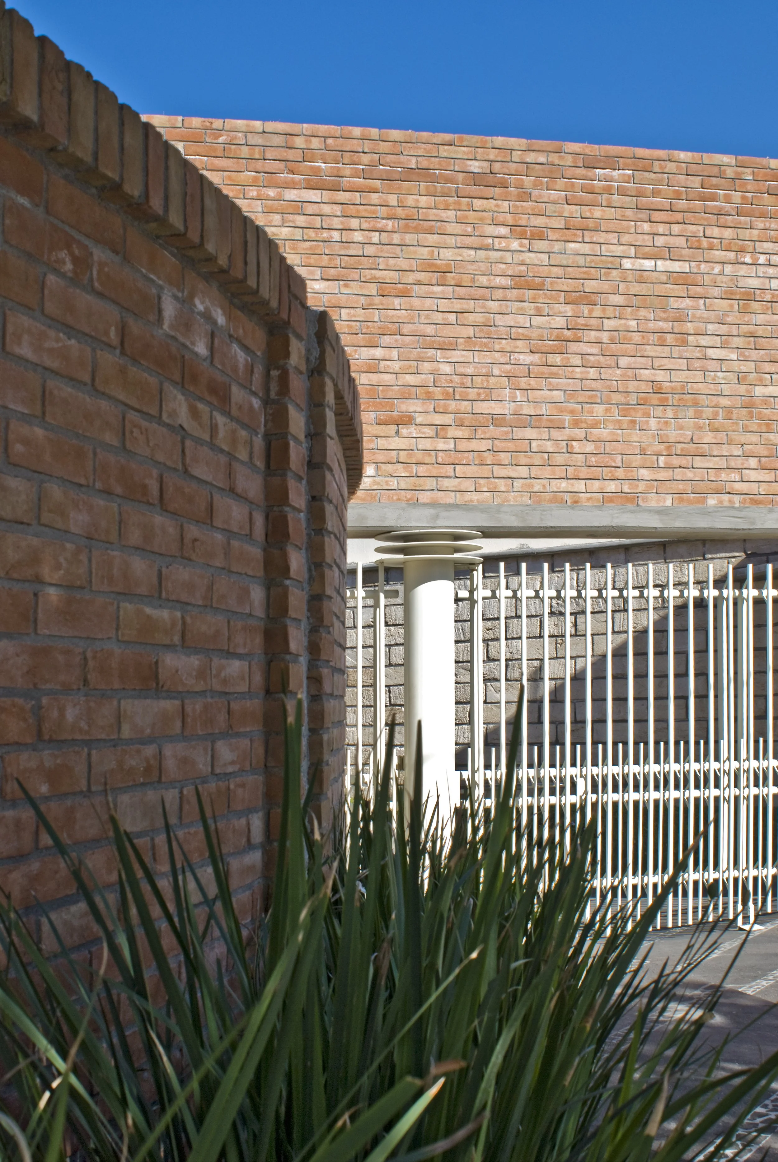 La Casa Saltillo, construida entre 2001 y 2003 en el Fraccionamiento Las Cabañas, se desarrolla en un terreno de 1,500 m² y se organiza en dos volúmenes: uno para las áreas sociales y la recámara principal, y otro para el garaje y las recámaras secun