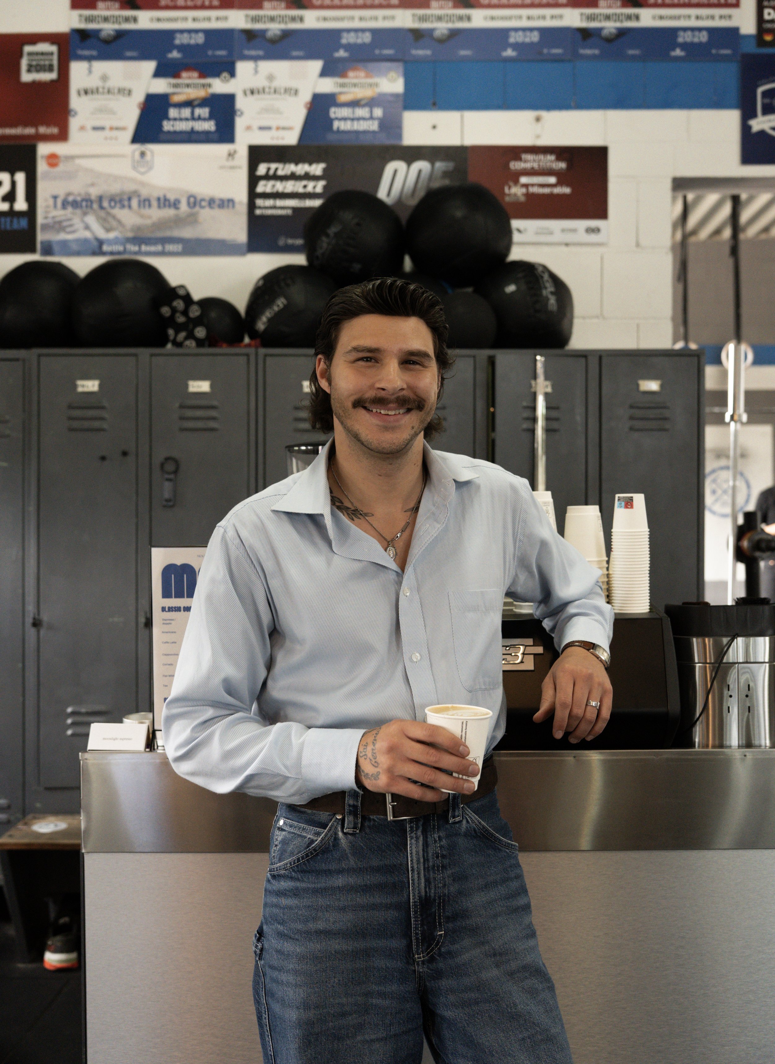 Professioneller Barista von Moonlight Espresso mit Kaffeespezialitäten für Events in Köln und ganz NRW