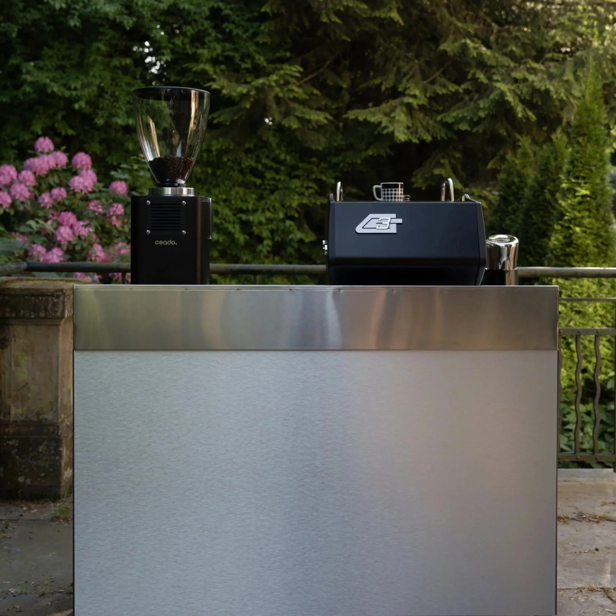 Elegante mobile Kaffeebar mit Siebträgermaschine für Events und Hochzeiten im Raum Köln und Düsseldorf