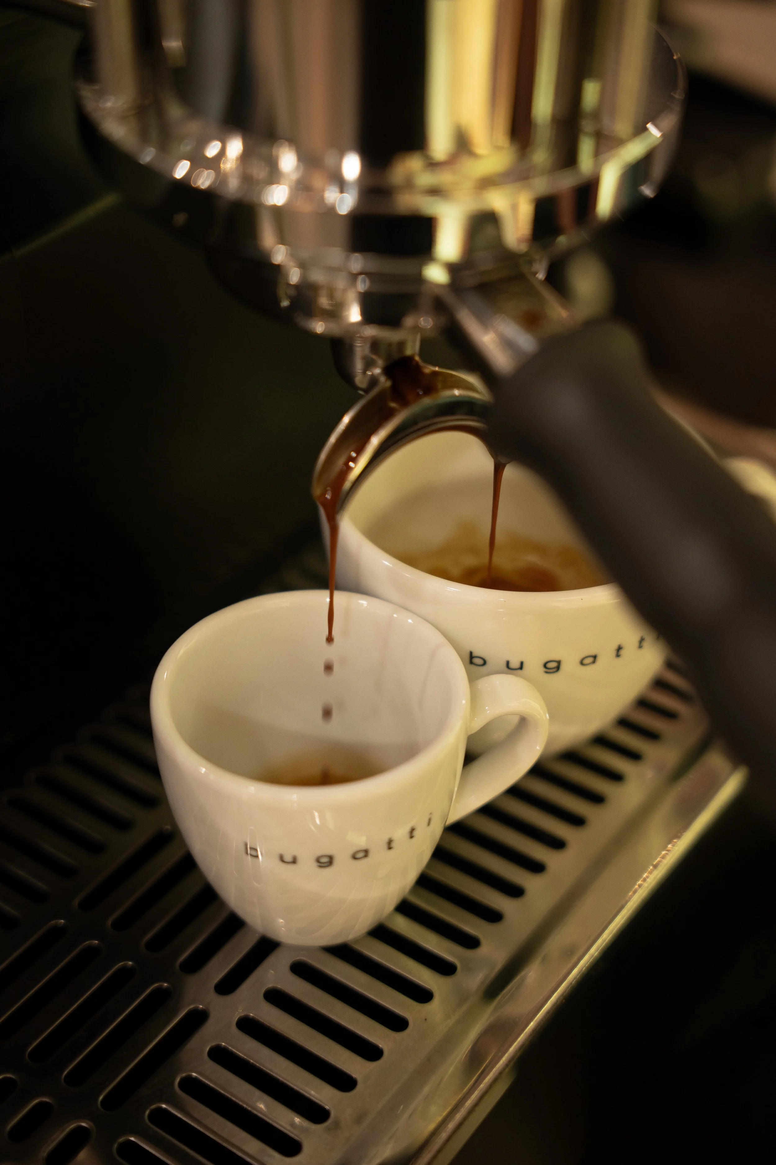 Frisch zubereiteter Specialty Coffee an der mobilen Siebträgermaschine beim bugatti Event