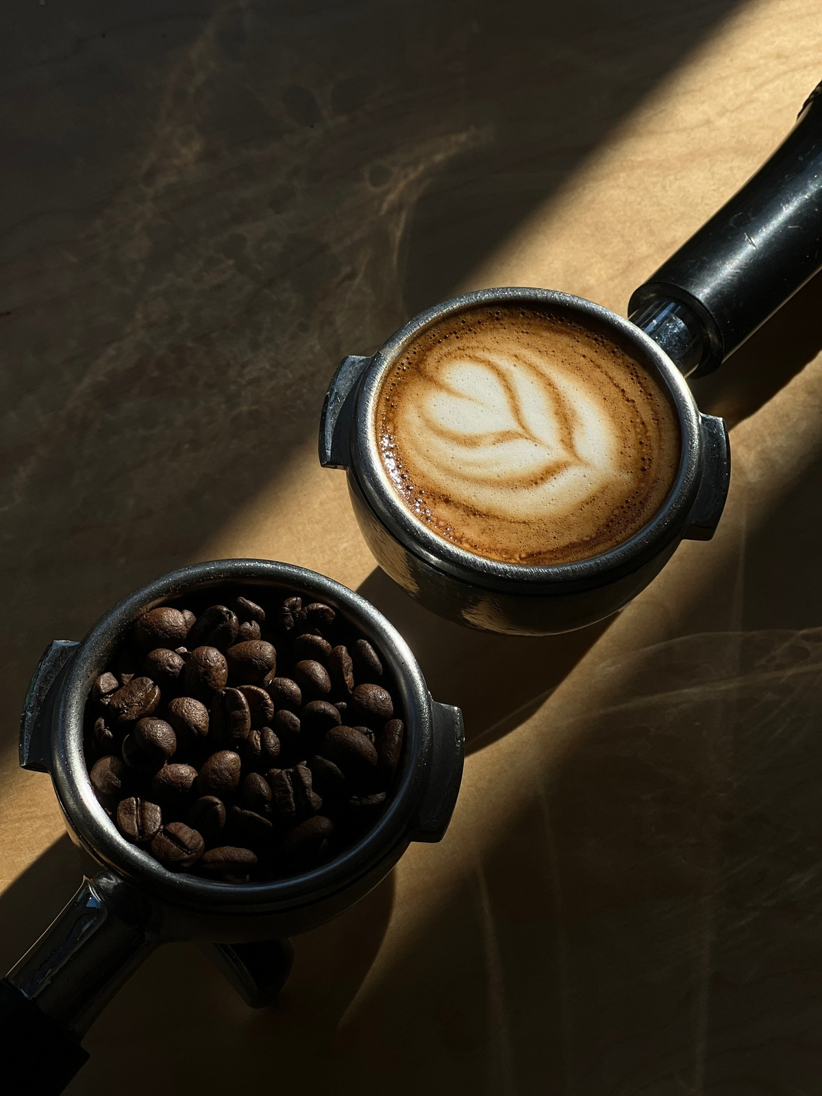 Barista Espresso mit Latte Art und Kaffeebohnen für hochwertige Kaffee-Catering Events