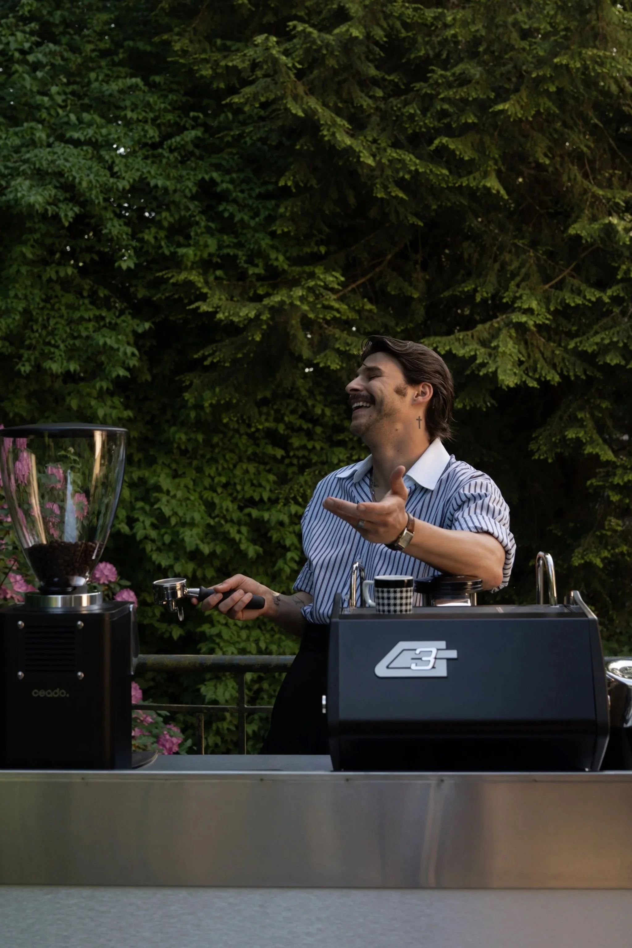 Lachender Barista an der Mobilen Kaffeebar für Outdoor-Events und Feiern in Köln und Umgebung