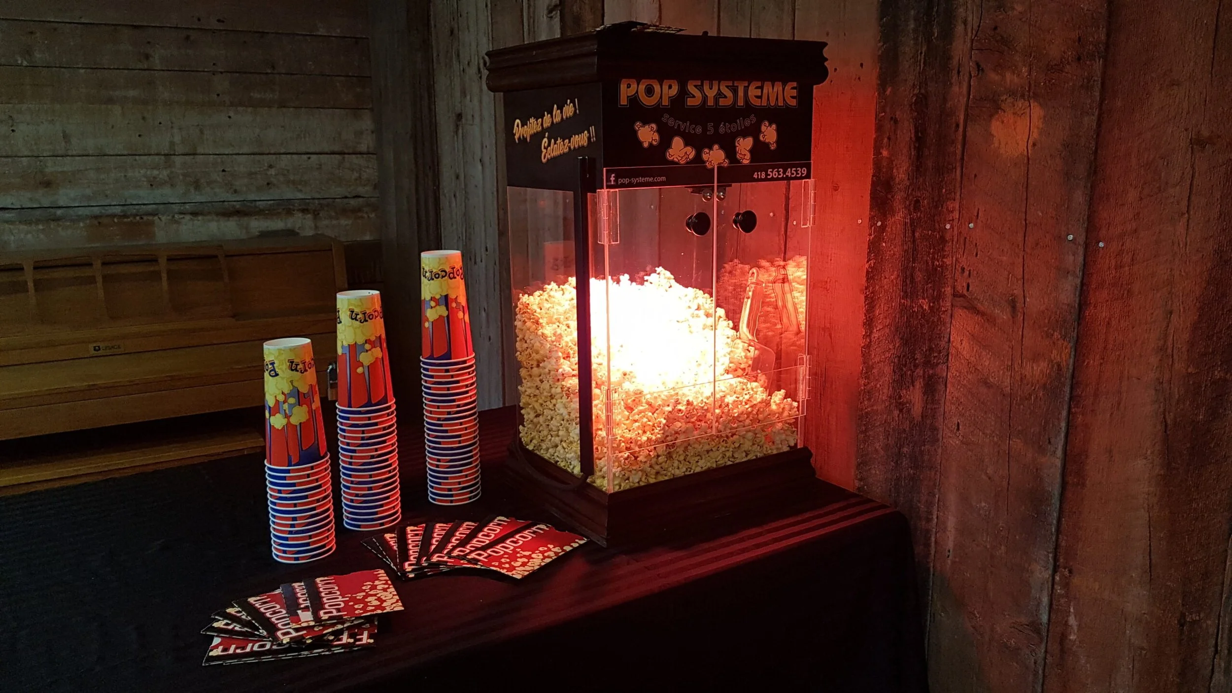 Réchaud à popcorn avec des contenants prêts à servir.