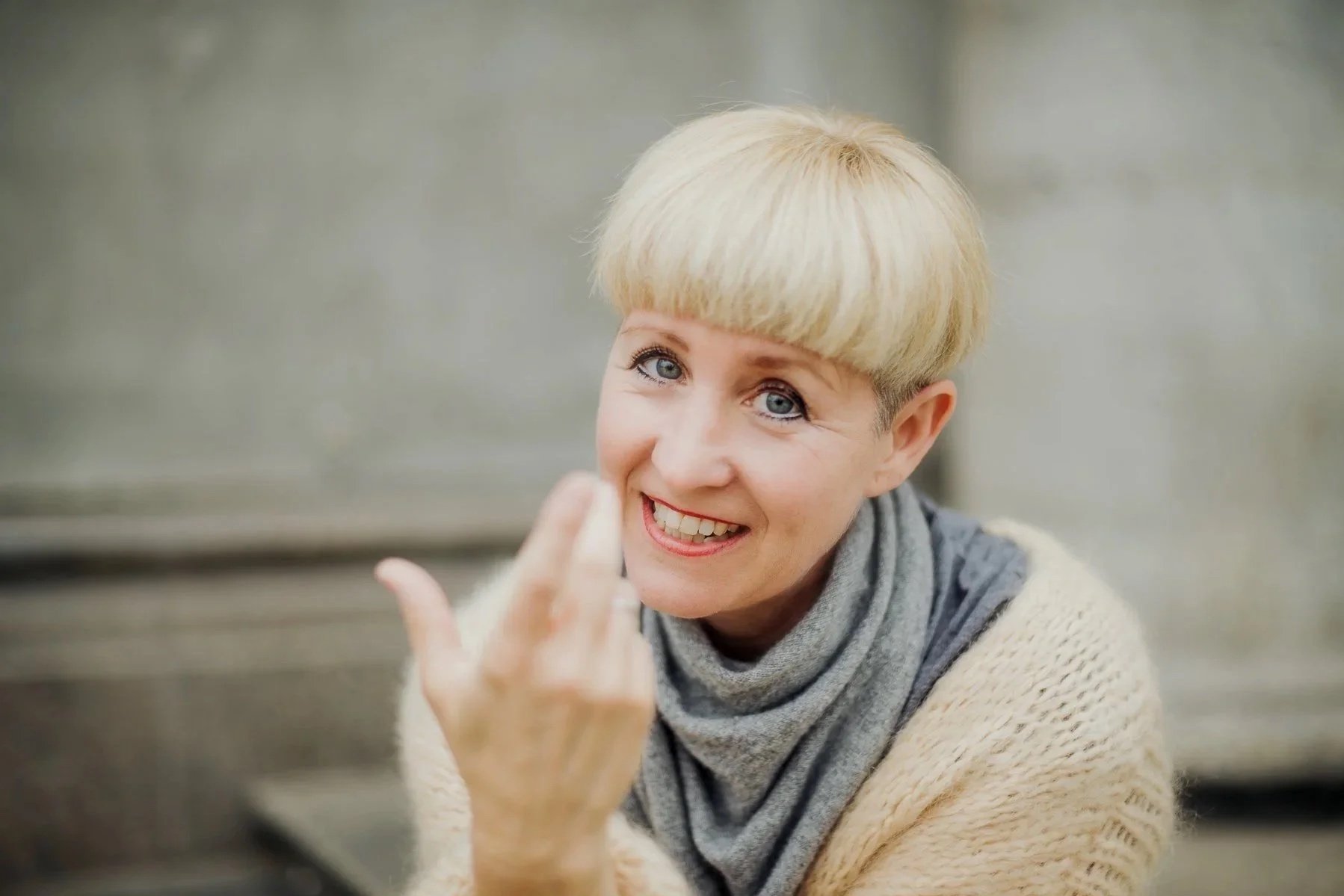 r. Dr. Röttgen, Ärztliche Psychotherapeutin, im Gespräch mit erklärender Handgeste