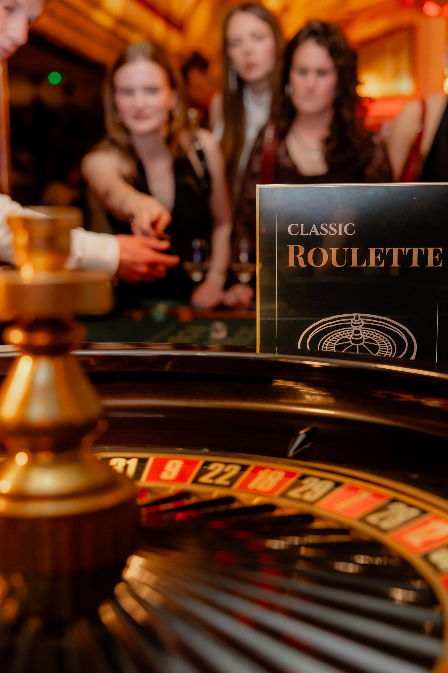 Gasten in actie bij een roulettetafel tijdens een CasaCasino avond