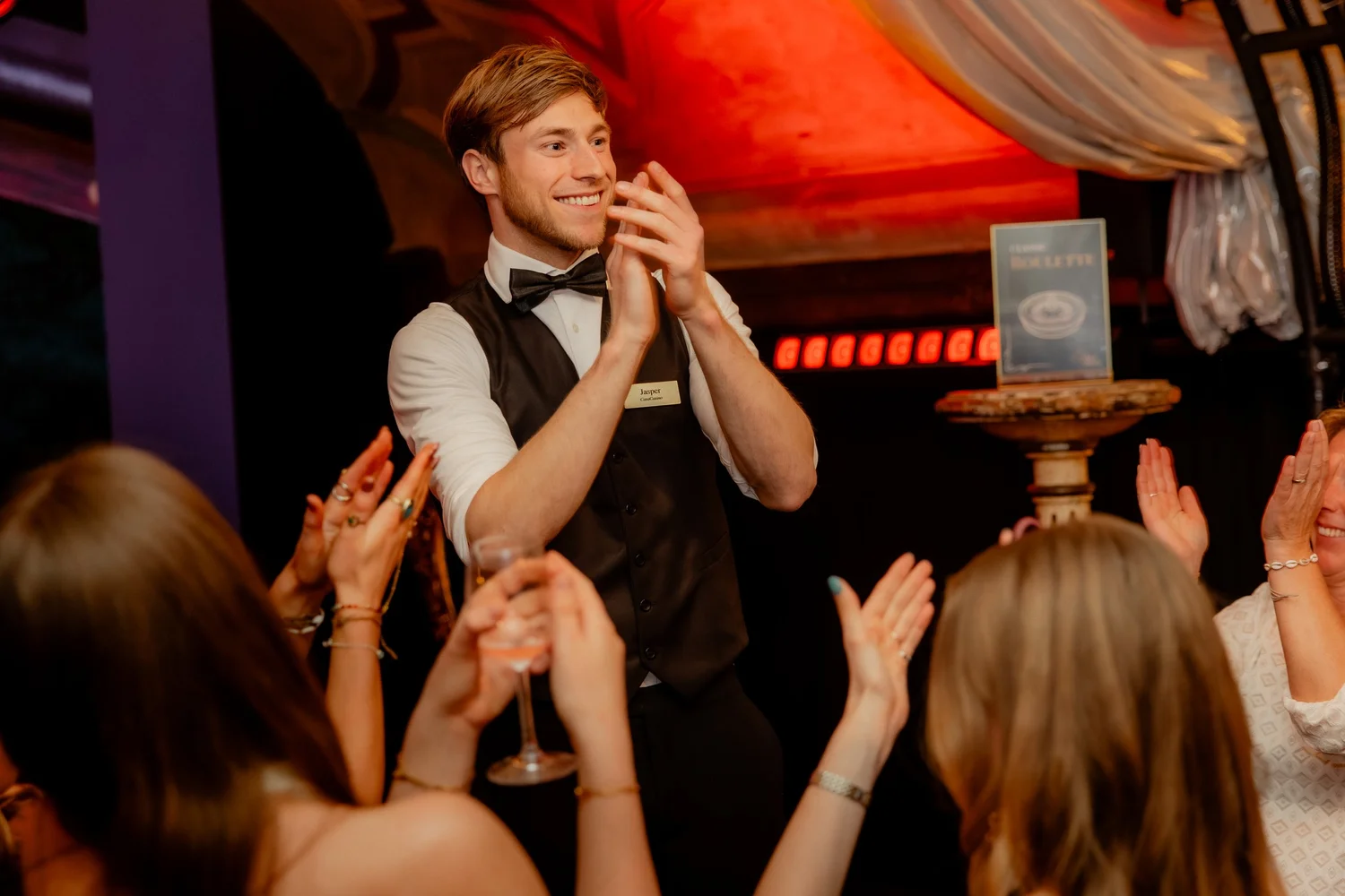 Croupier deelt kaarten uit tijdens het casino spel
