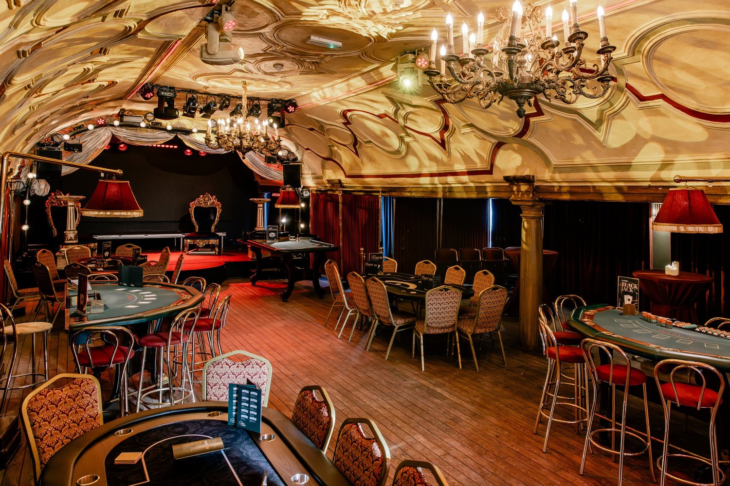 Stijlvolle casino zaal met tafels en kroonluchters
