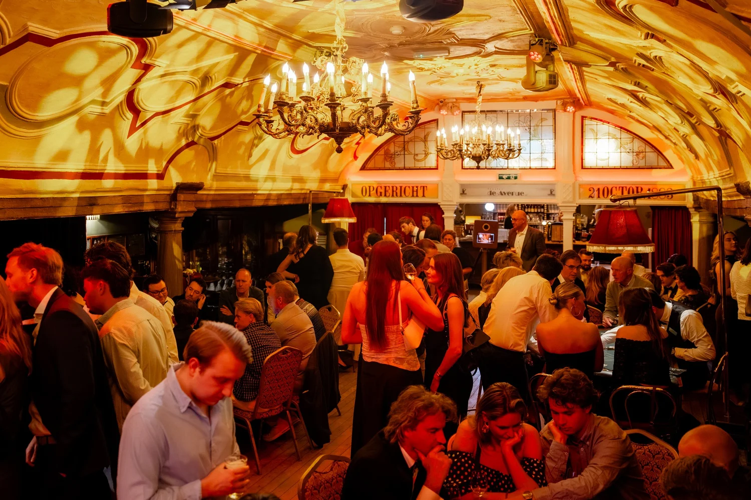 Volle zaal tijdens een stijlvolle CasaCasino avond