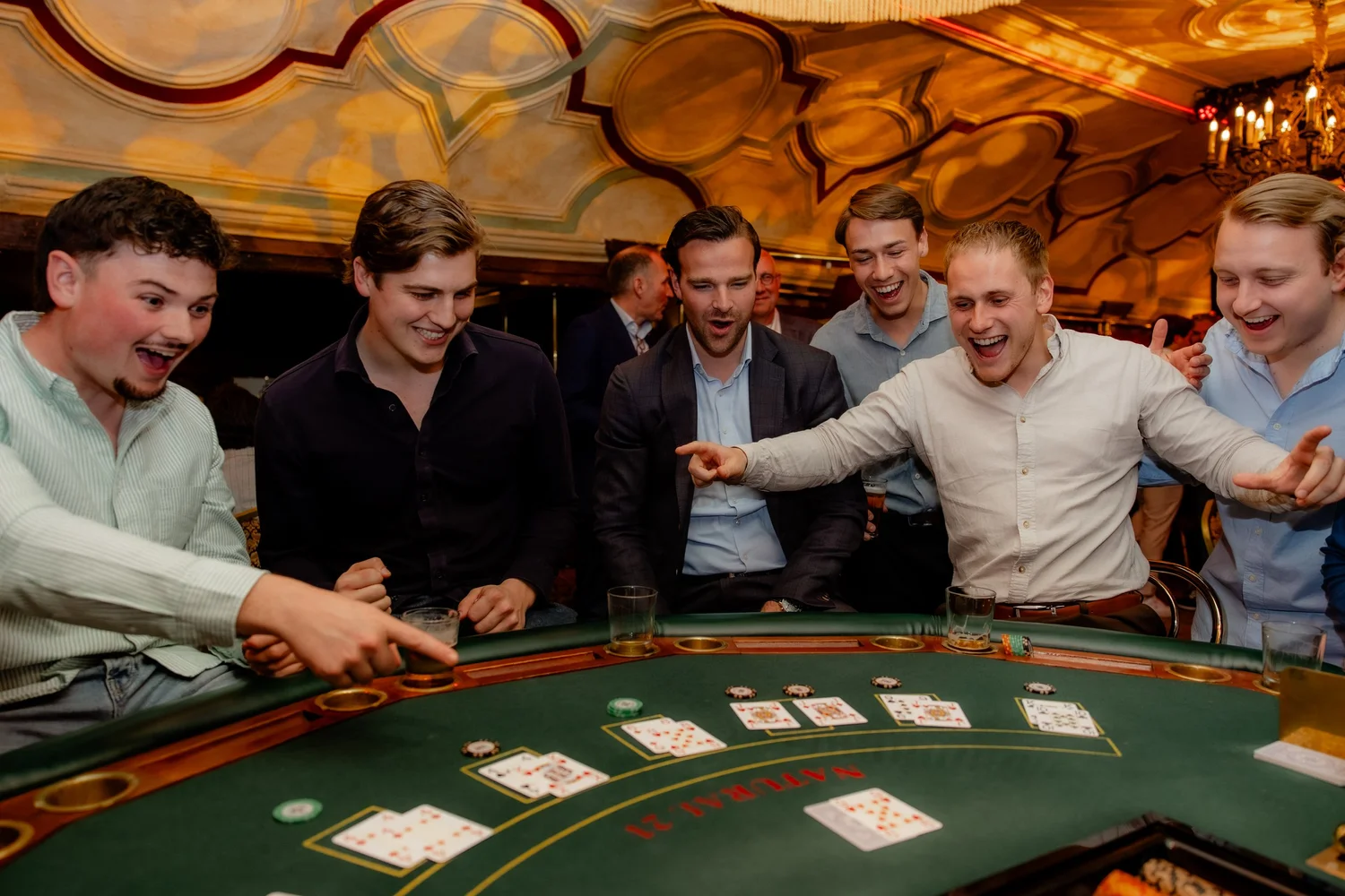 Groep gasten in actie bij een blackjacktafel